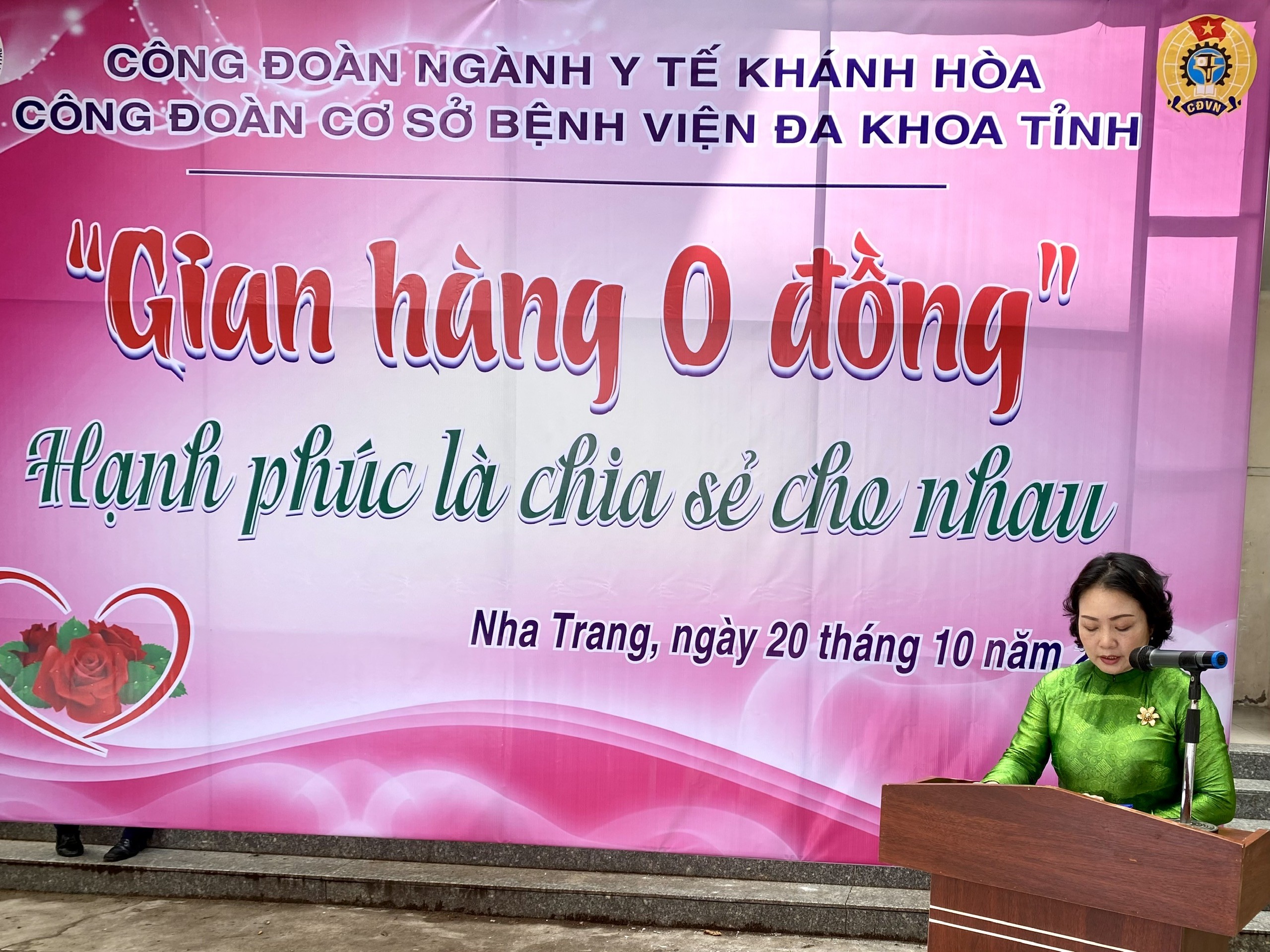 Dân sinh - Gian hàng đong đầy yêu thương của các y, bác sĩ ở Khánh Hòa