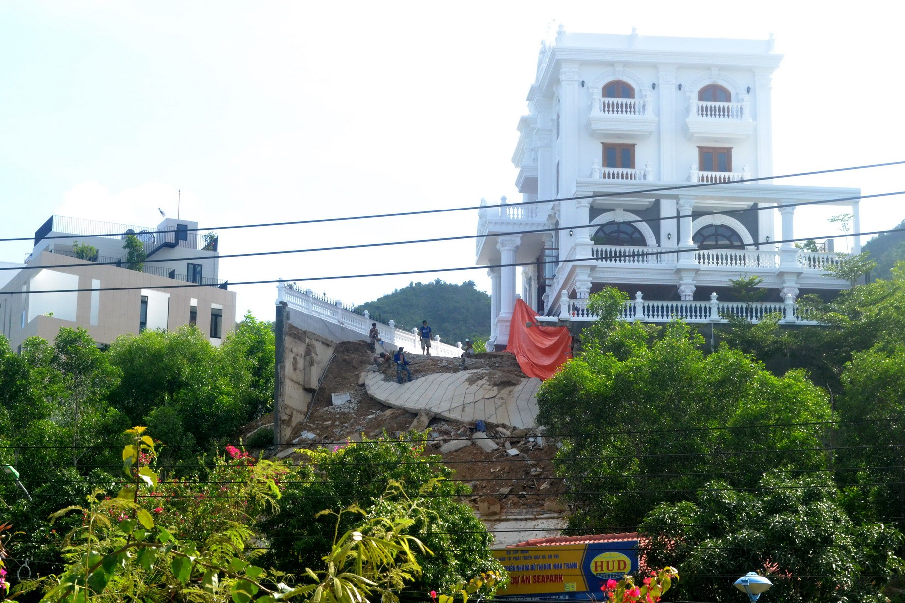 Dân sinh - Khánh Hòa: Biệt thự trên núi ở Tp.Nha Trang sạt lở sau mưa lớn