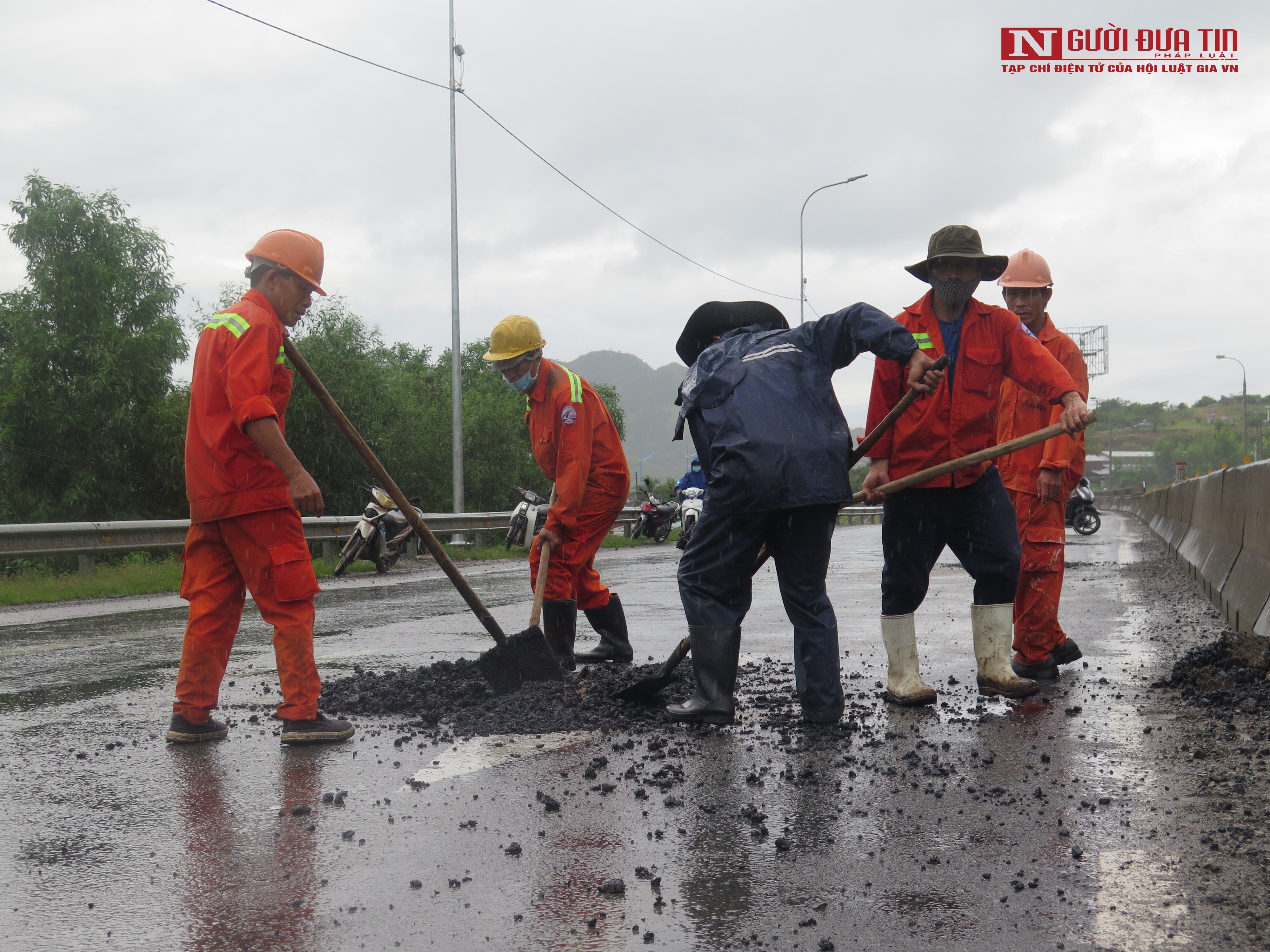 Dân sinh - Khánh Hòa đang tiến hành khắc phục hư hỏng trên quốc lộ 1 (Hình 4).