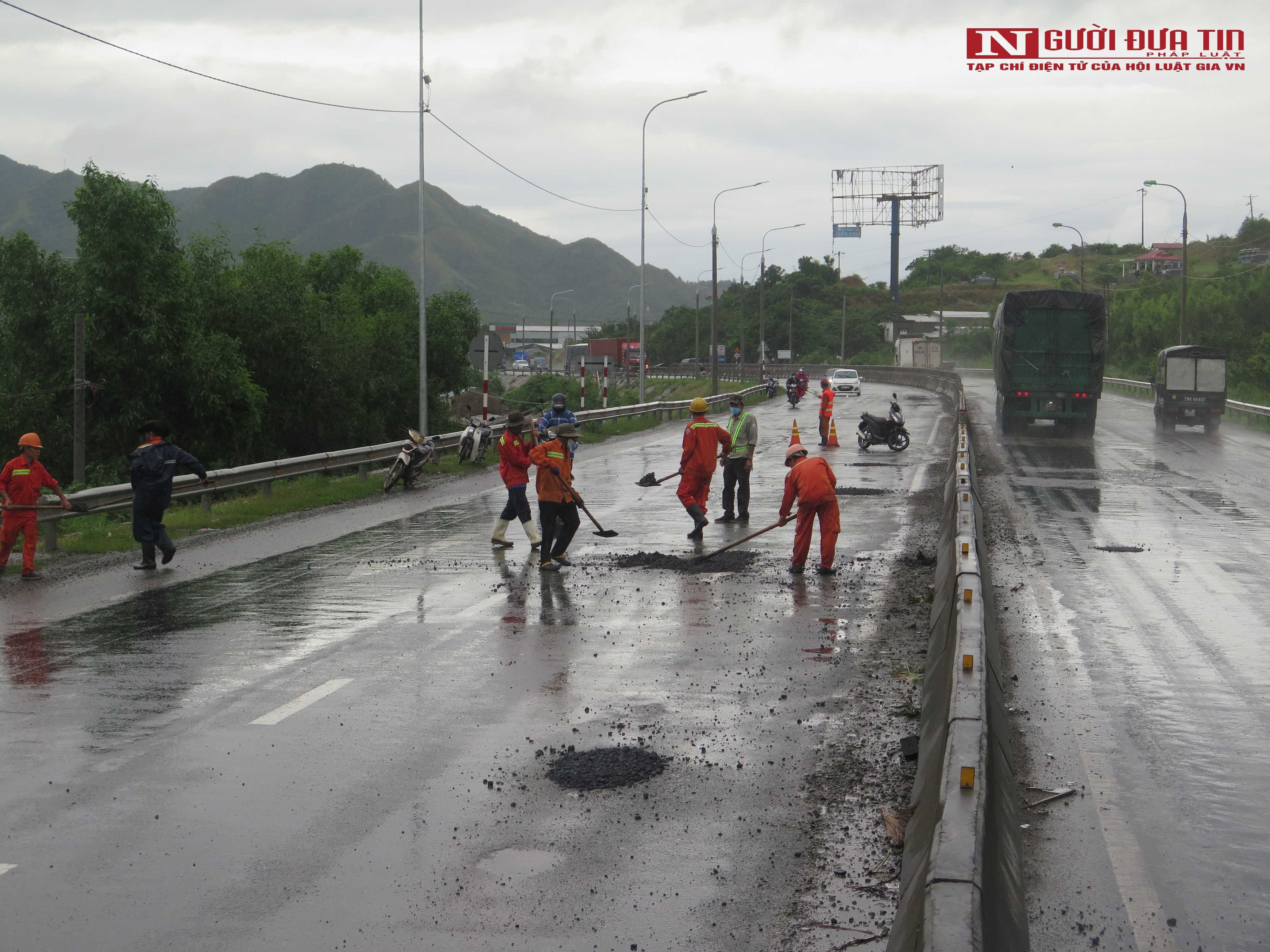 Dân sinh - Khánh Hòa đang tiến hành khắc phục hư hỏng trên quốc lộ 1 (Hình 6).