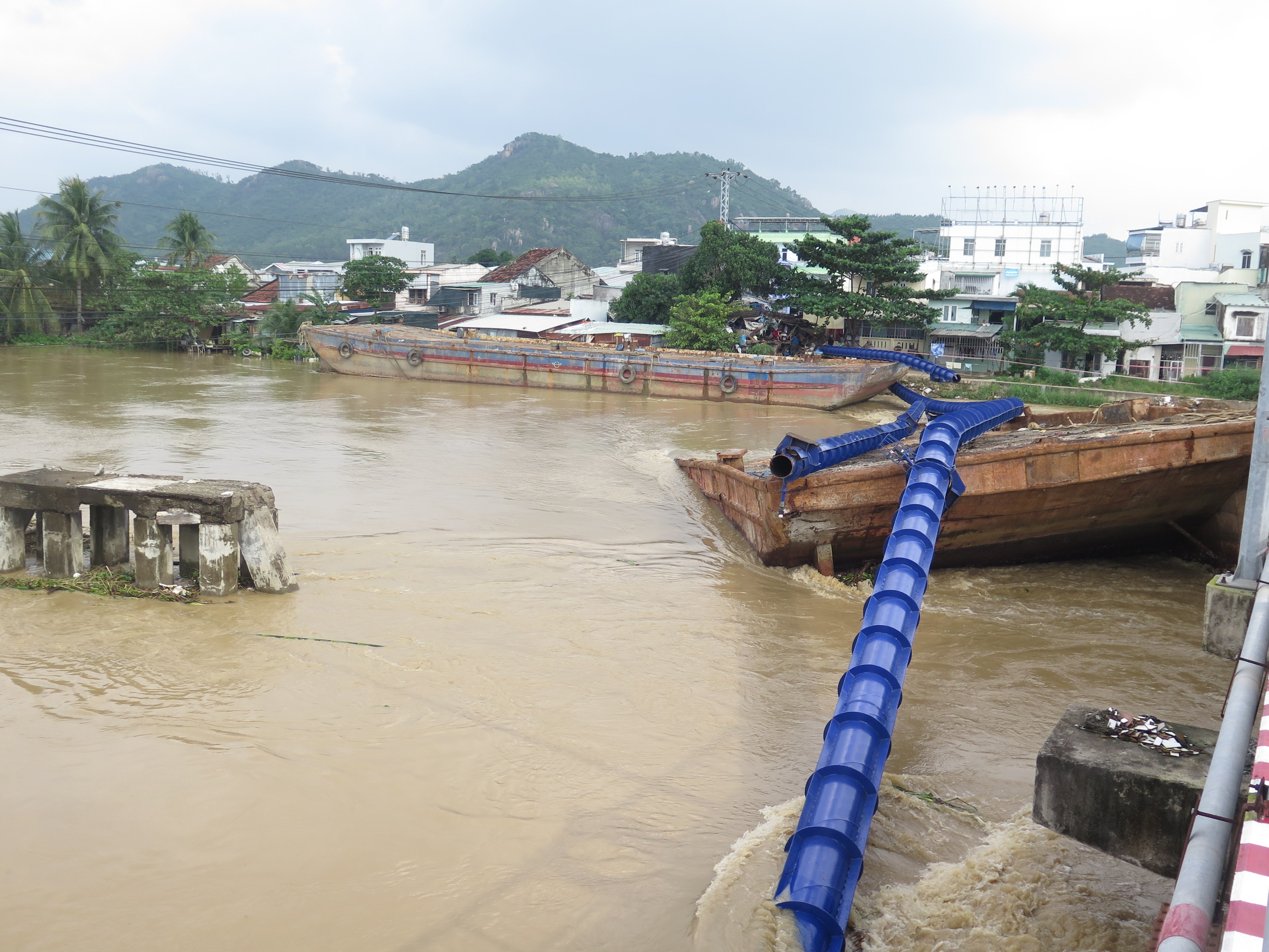 Dân sinh - 2 sà lan trôi làm đứt đường ống cấp nước sinh hoạt ở Tp.Nha Trang (Hình 3).