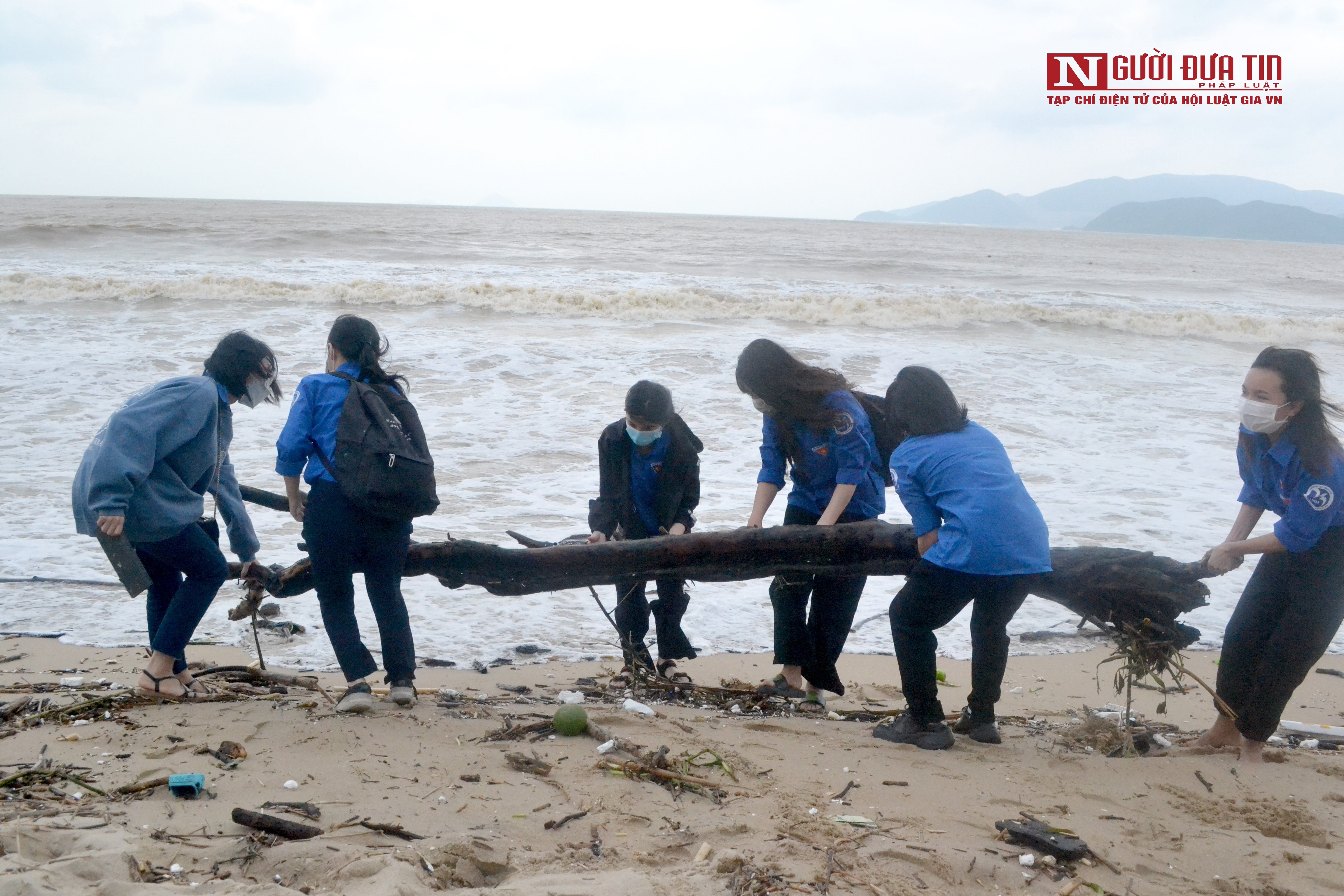 Dân sinh - Khánh Hòa: Bãi biển Nha Trang ngập rác sau mưa lũ (Hình 5).