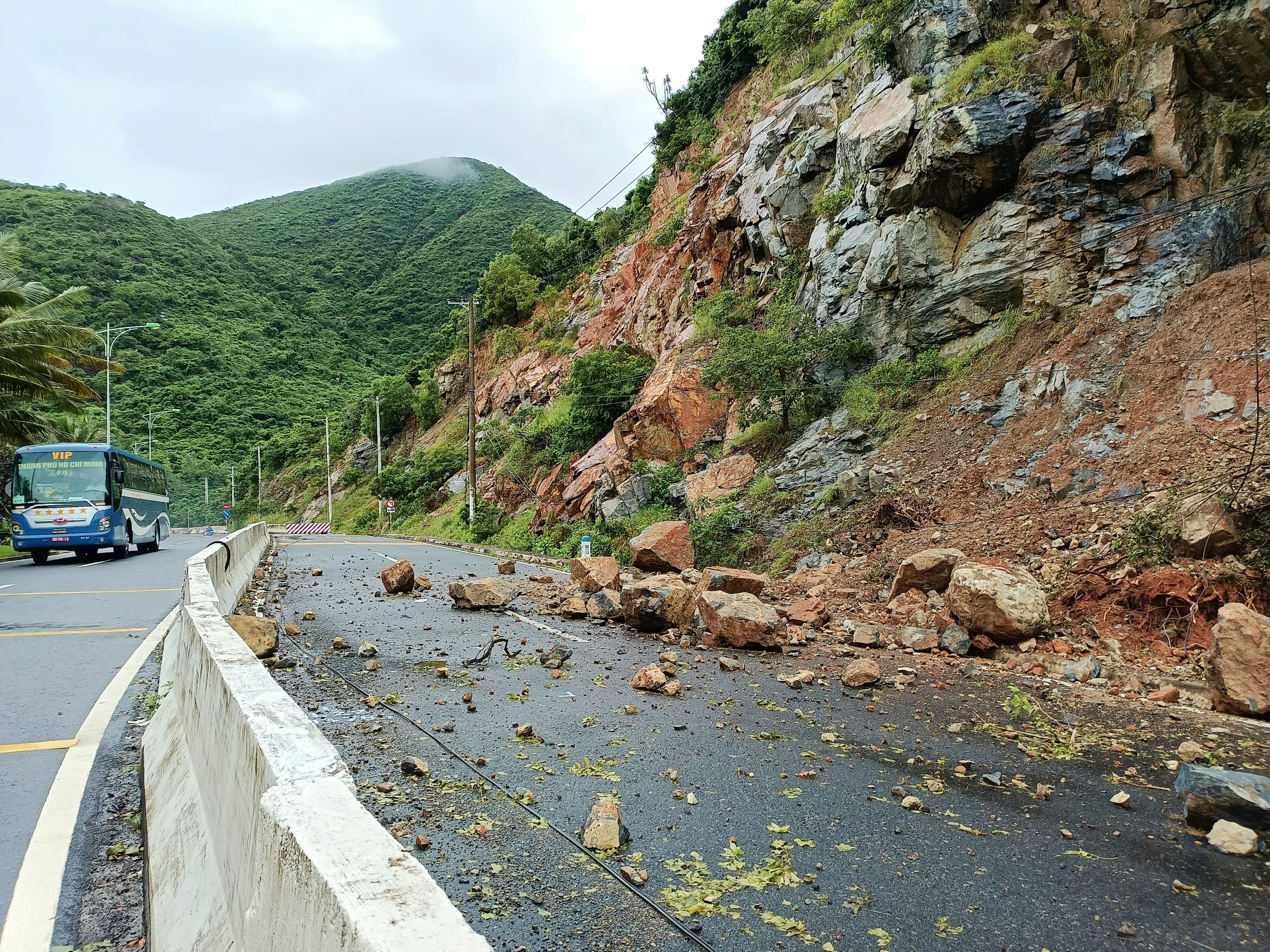 Dân sinh - Khánh Hòa: Mưa lũ gây ngập sâu, sạt lở nhiều nơi (Hình 20).