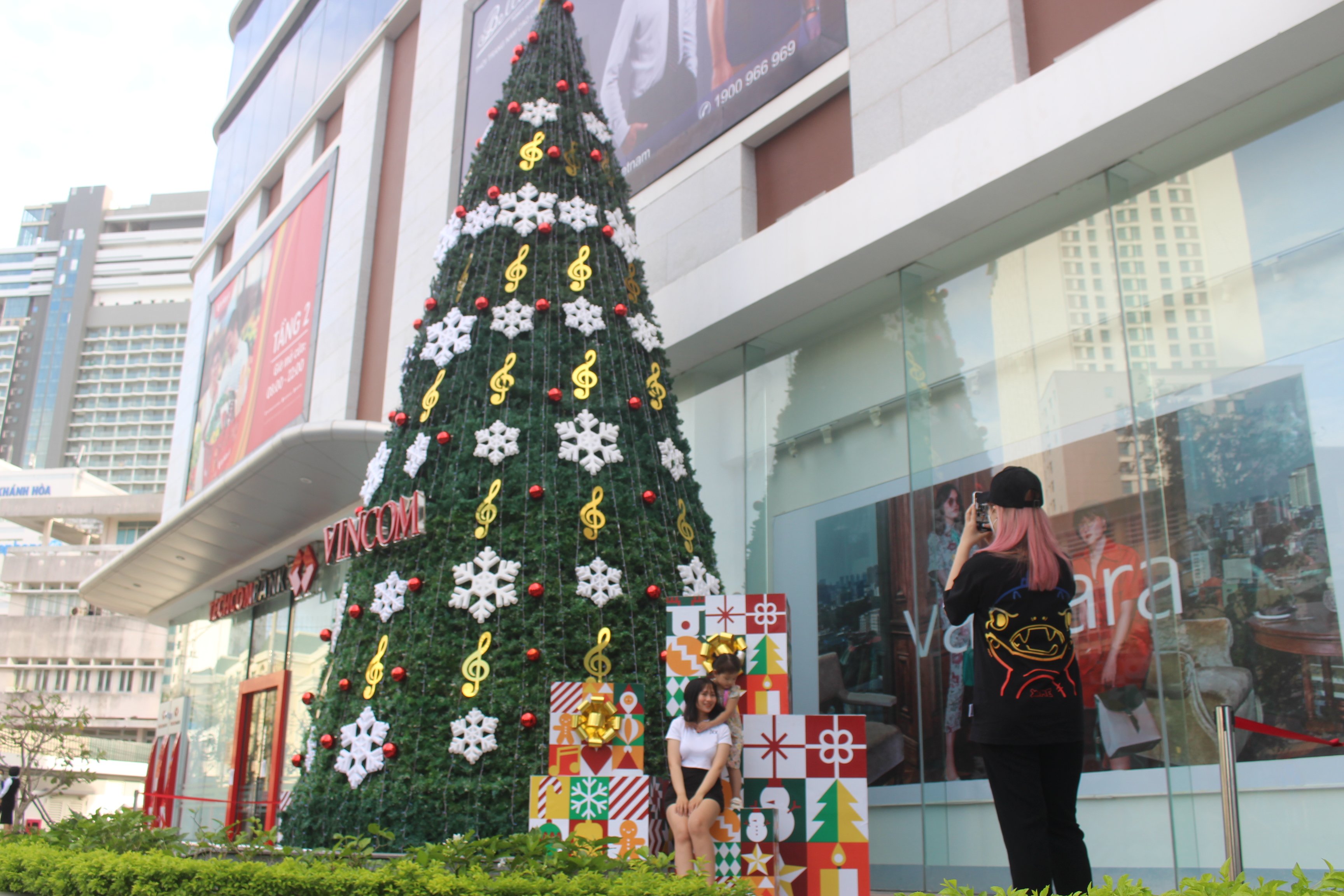 Tiêu dùng & Dư luận - Khánh Hòa: Thắp sáng cây thông Noel, gây quỹ giúp trẻ kém may mắn (Hình 14).