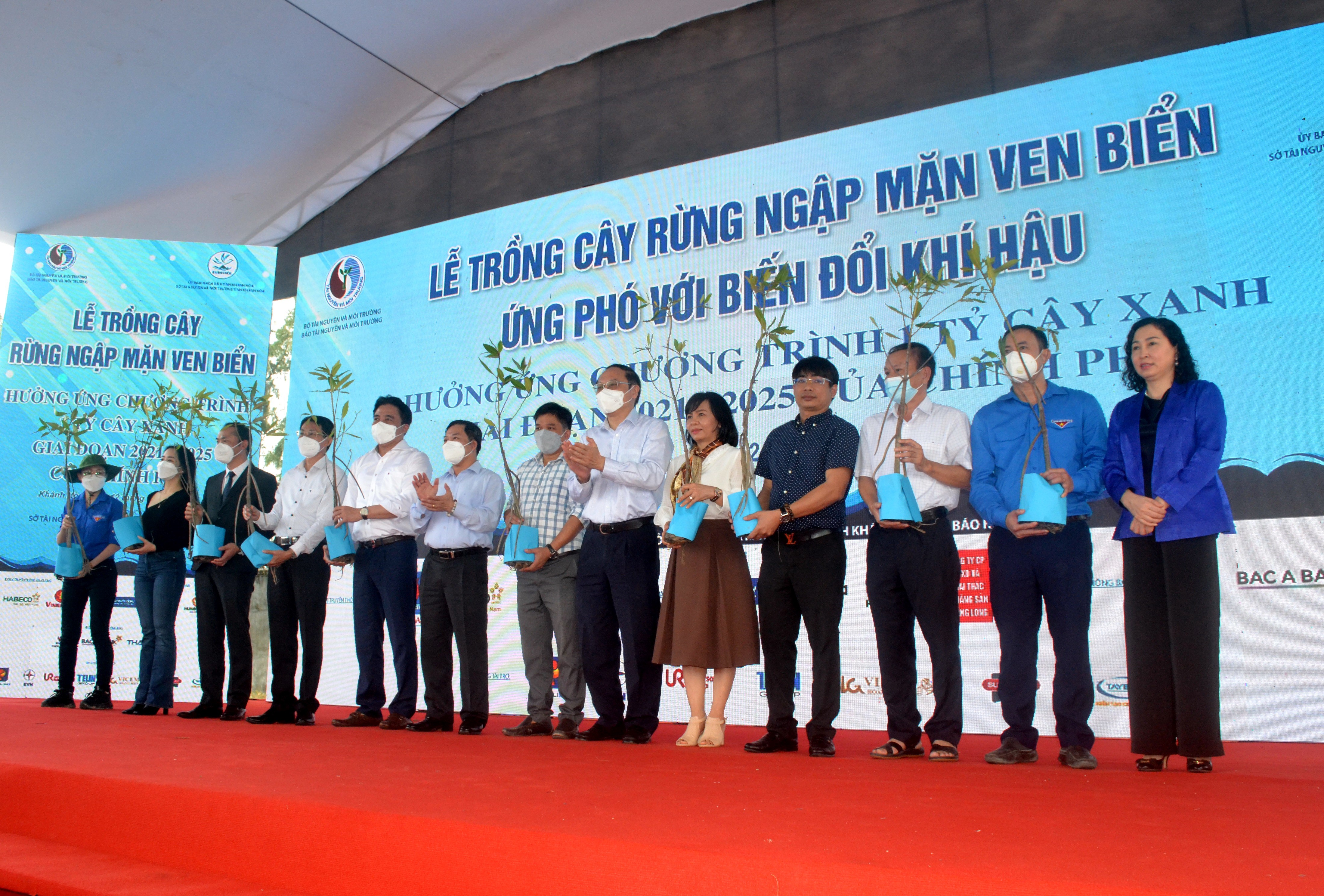 Môi trường - Trồng 2.000 cây đước phủ xanh rừng ngập mặn ven biển tại Khánh Hòa (Hình 3).