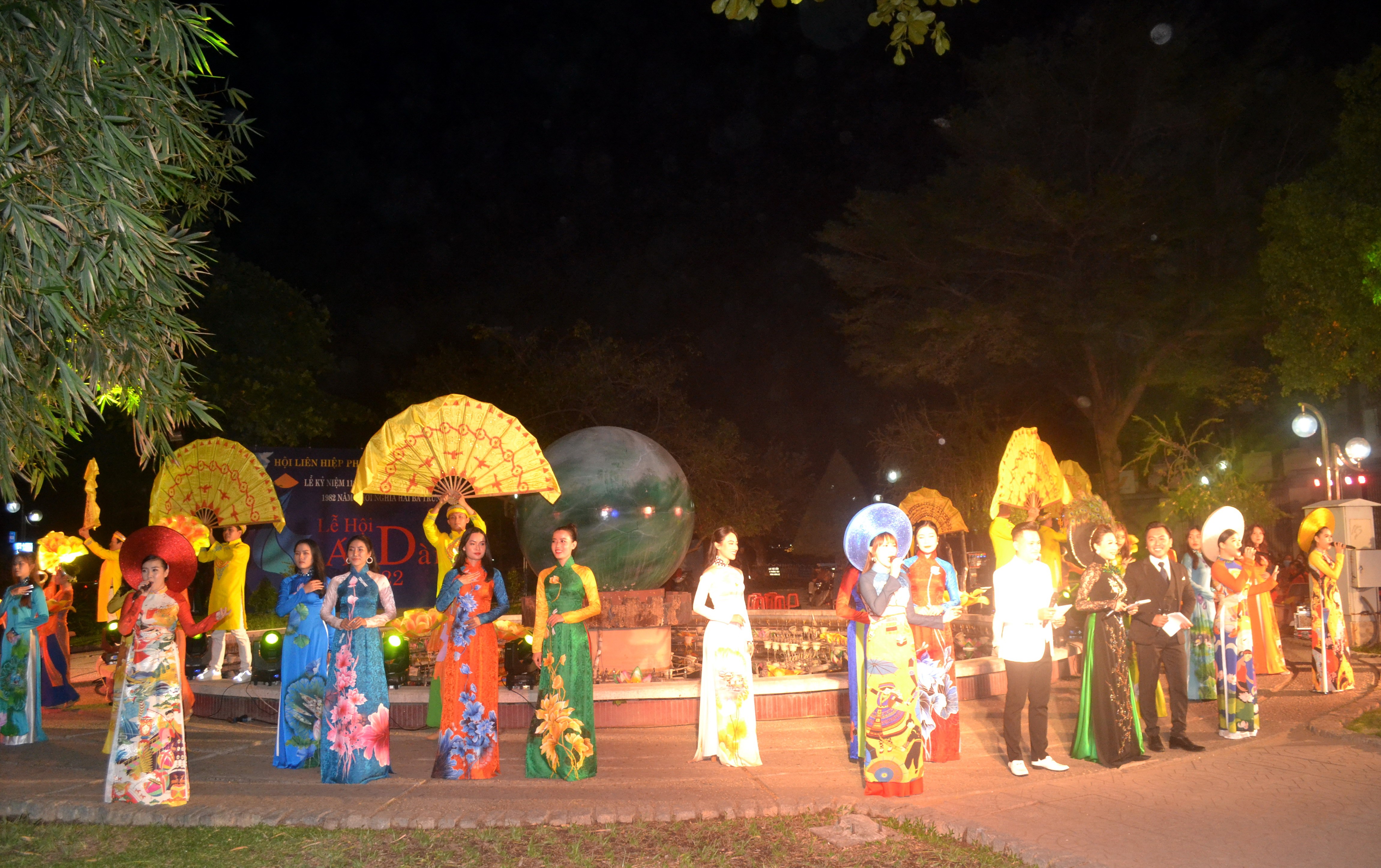Văn hoá - Người dân phố biển Nha Trang mãn nhãn với màn trình diễn 300 bộ áo dài
