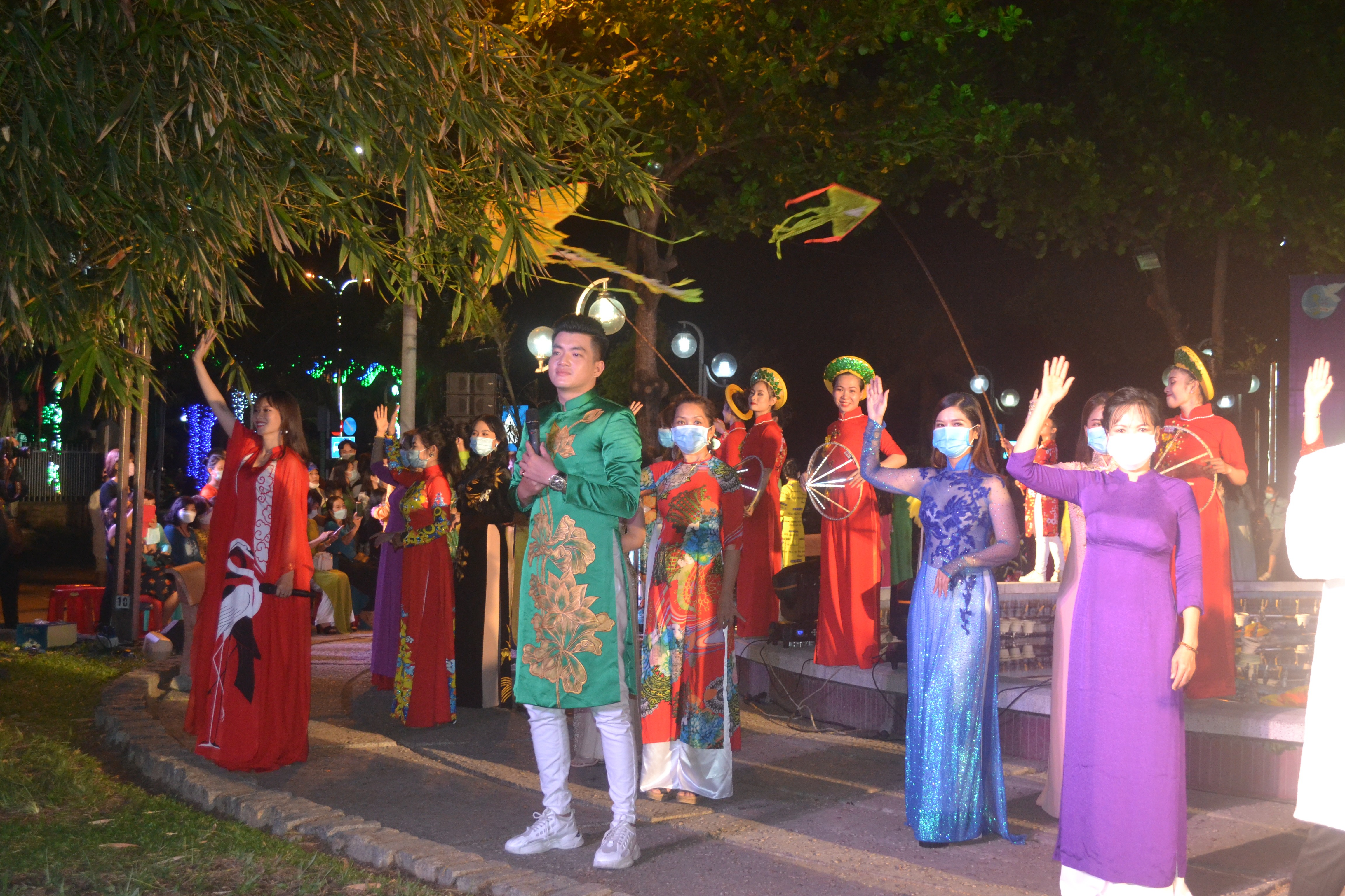 Văn hoá - Người dân phố biển Nha Trang mãn nhãn với màn trình diễn 300 bộ áo dài (Hình 11).