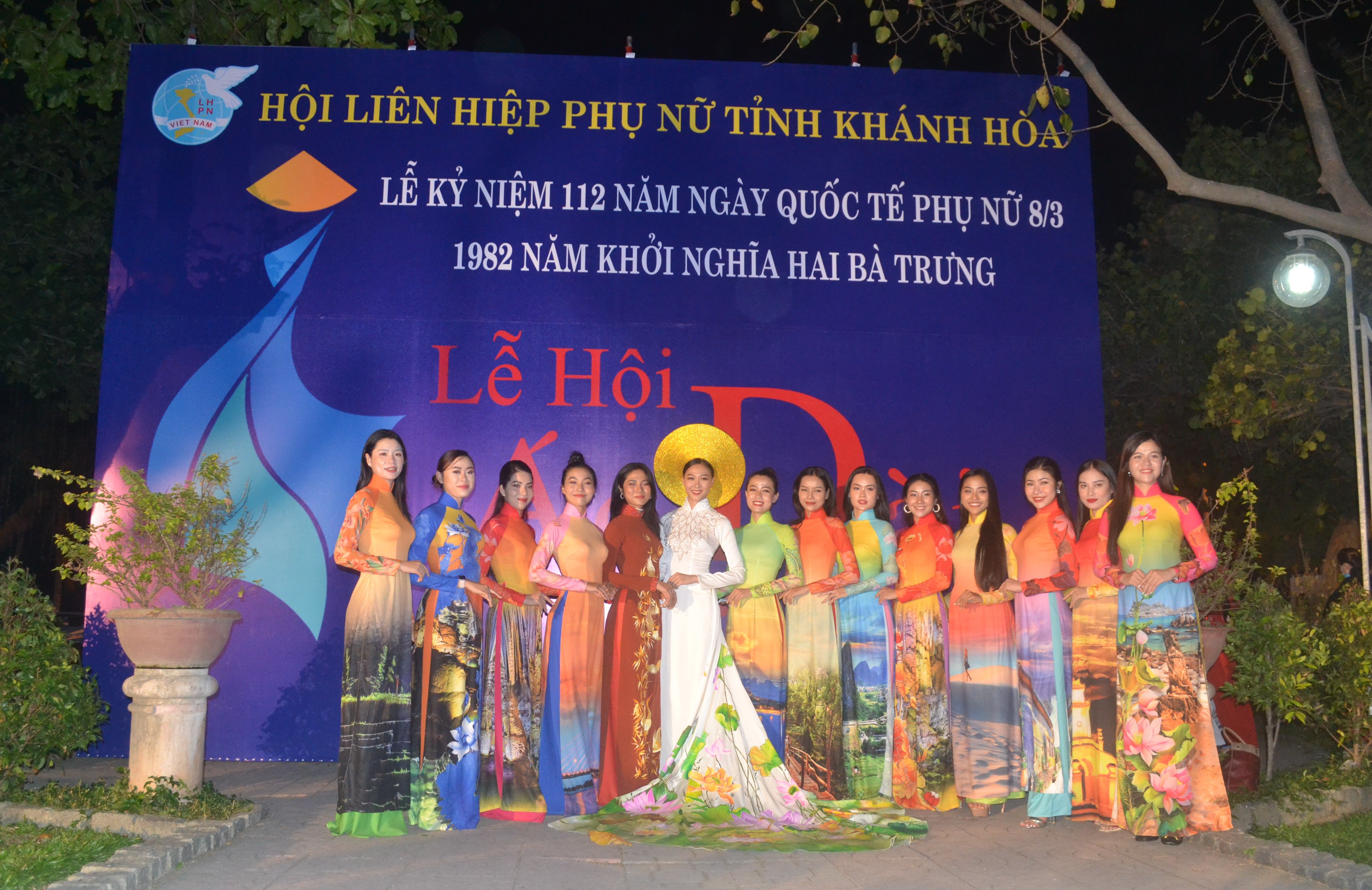 Văn hoá - Người dân phố biển Nha Trang mãn nhãn với màn trình diễn 300 bộ áo dài (Hình 12).