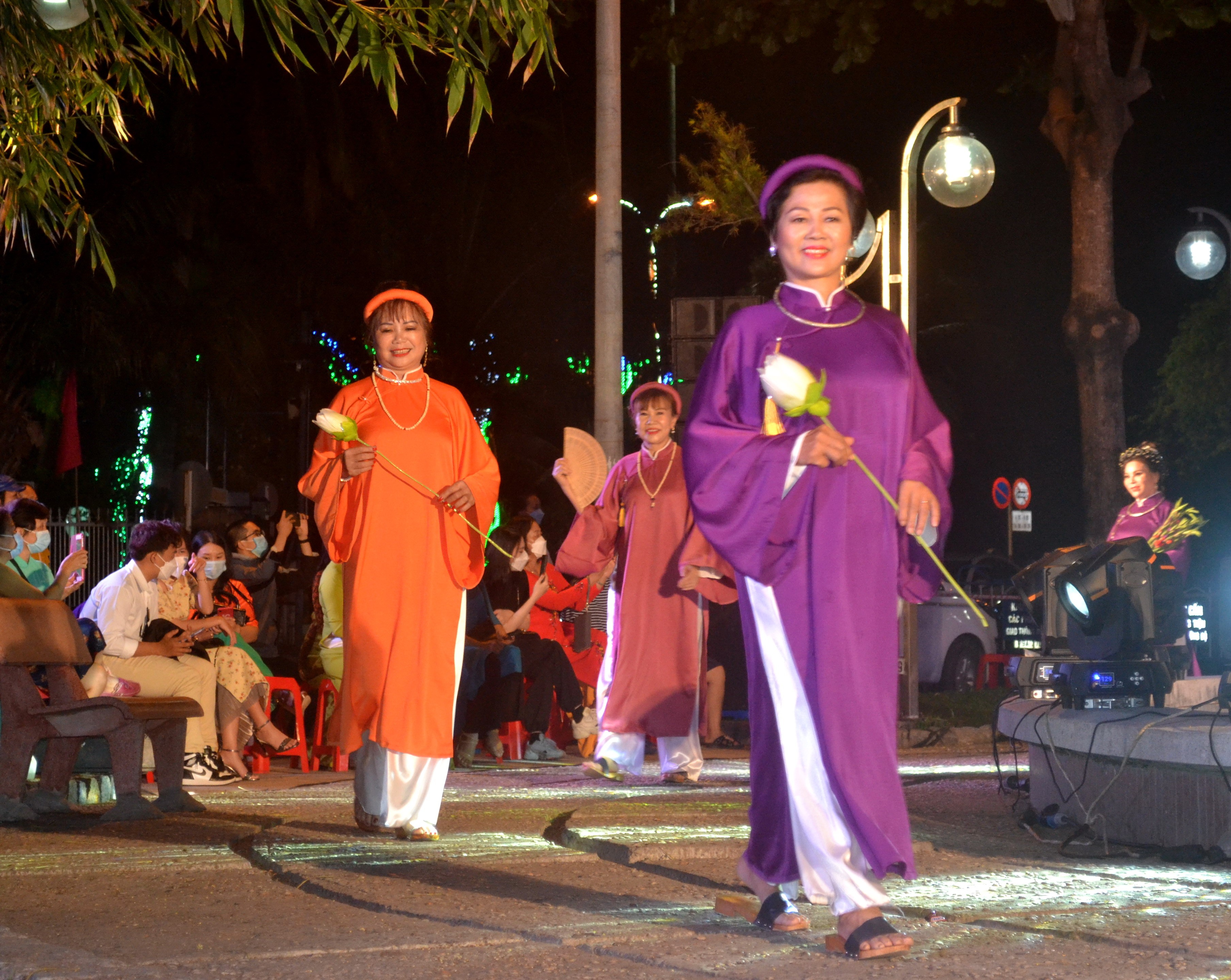 Văn hoá - Người dân phố biển Nha Trang mãn nhãn với màn trình diễn 300 bộ áo dài (Hình 2).