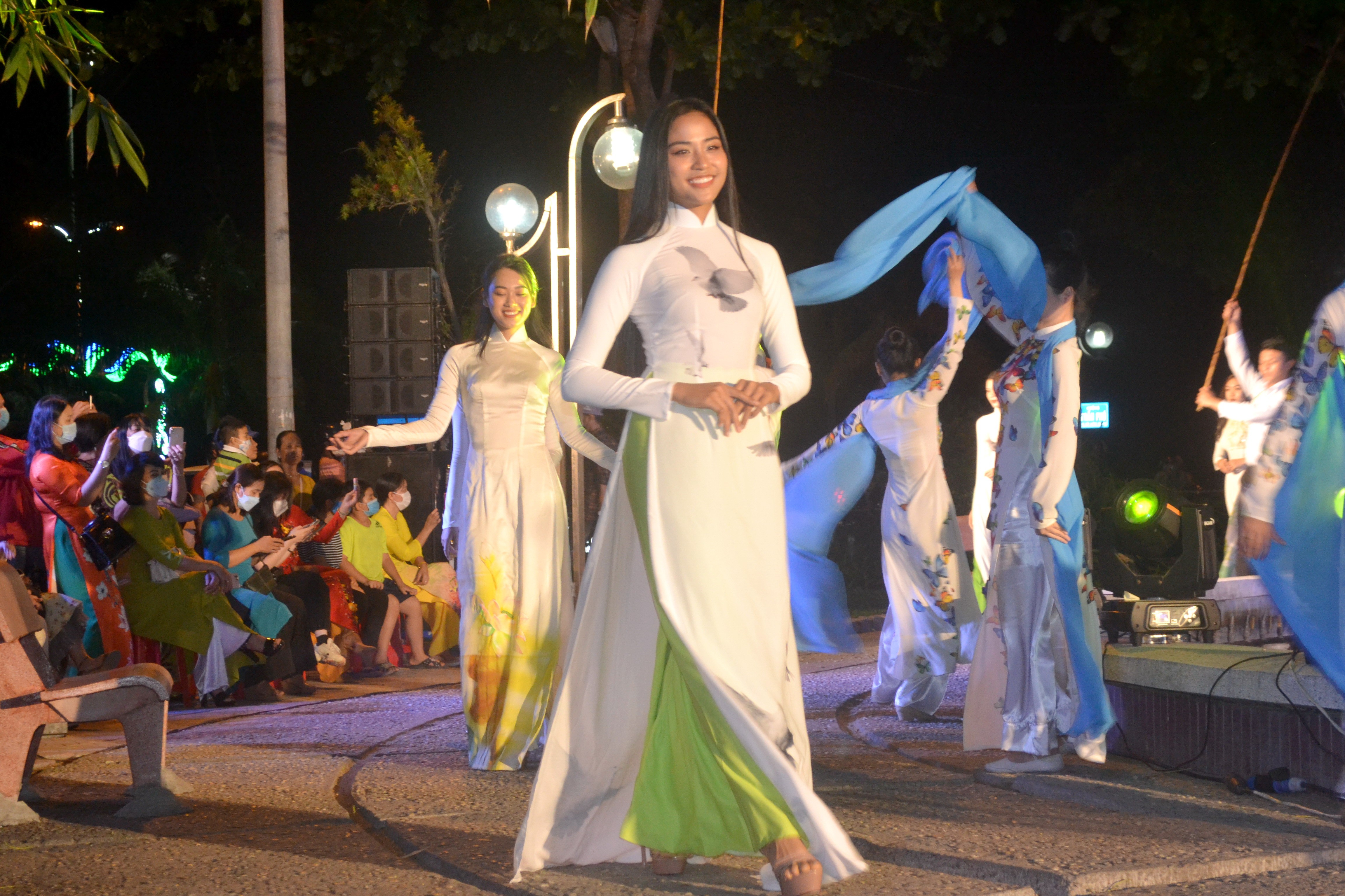 Văn hoá - Người dân phố biển Nha Trang mãn nhãn với màn trình diễn 300 bộ áo dài (Hình 4).