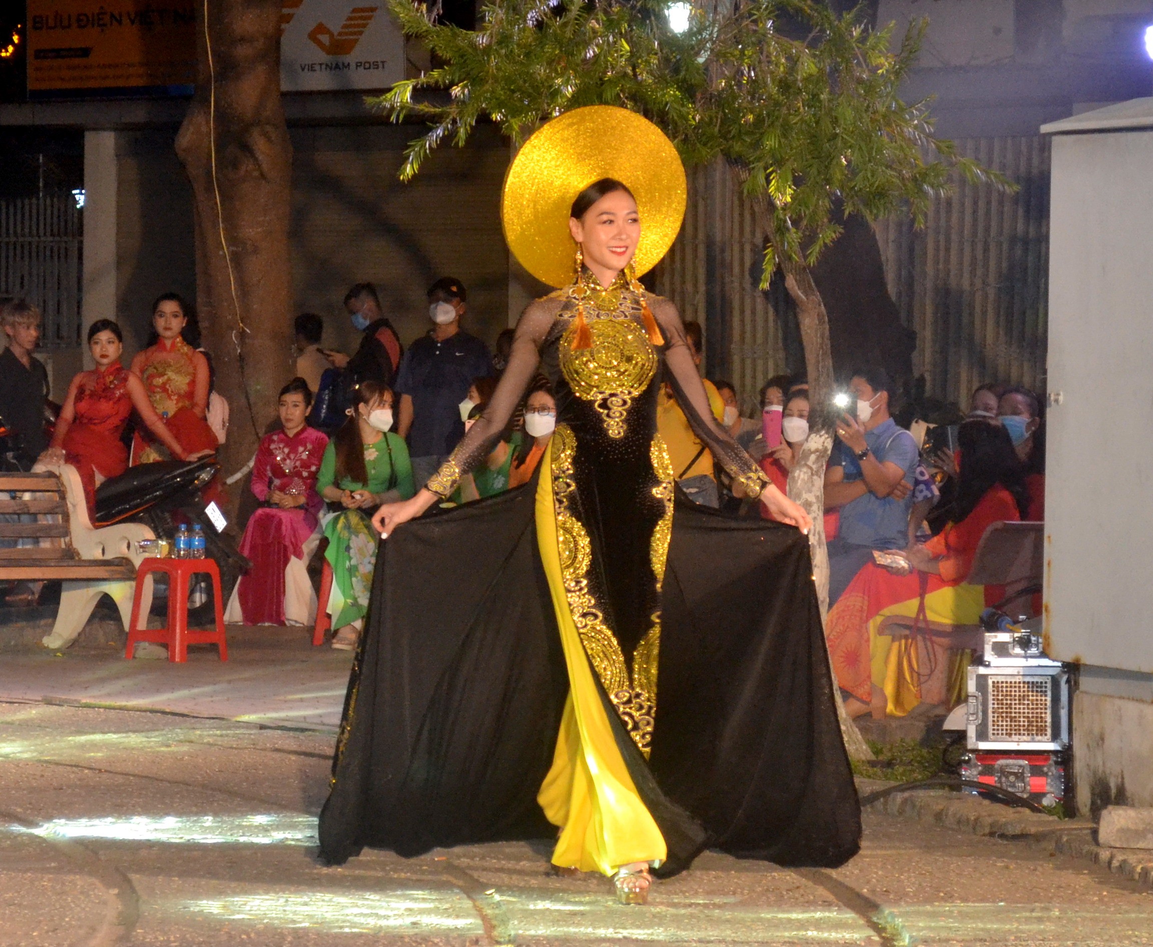 Văn hoá - Người dân phố biển Nha Trang mãn nhãn với màn trình diễn 300 bộ áo dài (Hình 7).