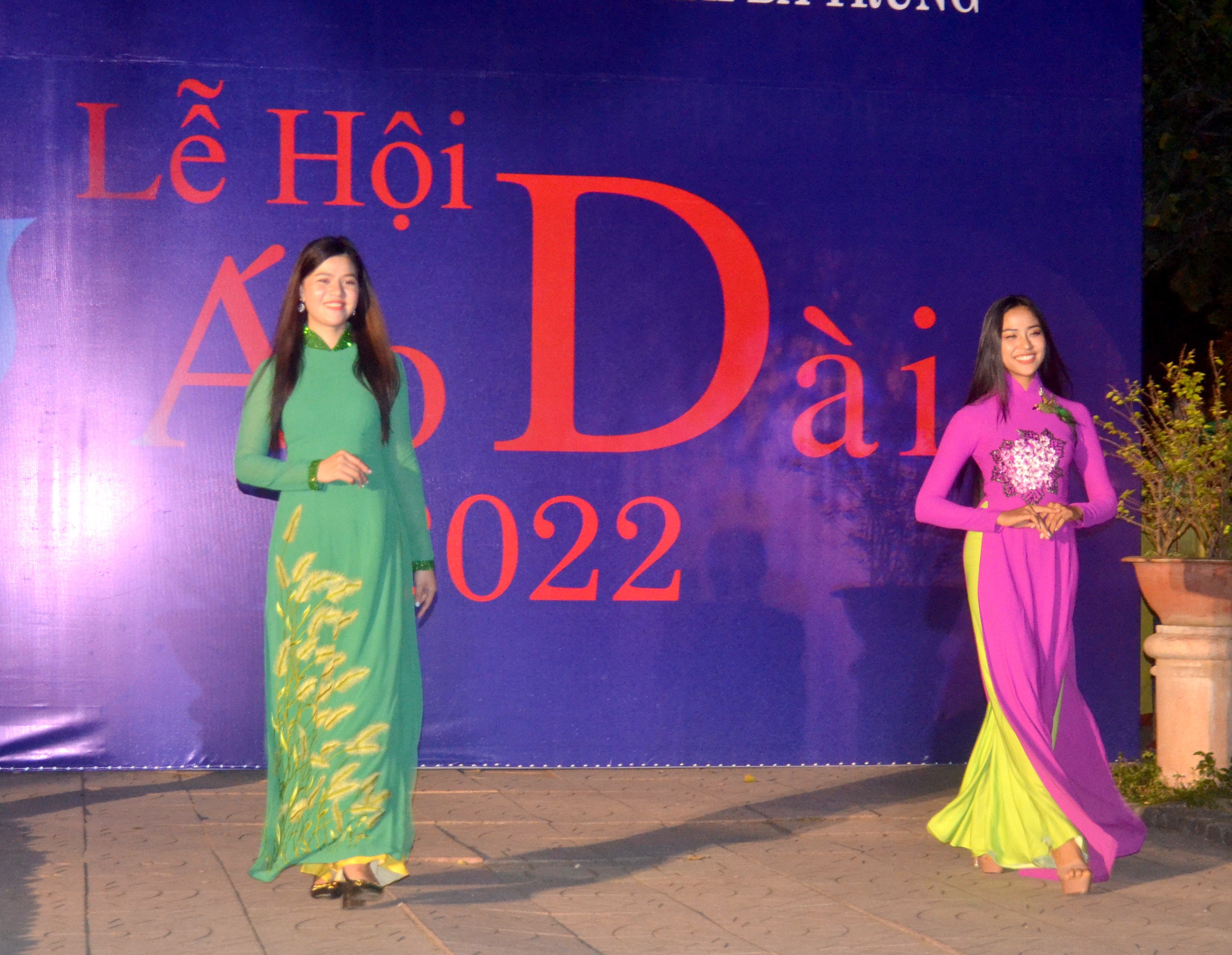 Văn hoá - Người dân phố biển Nha Trang mãn nhãn với màn trình diễn 300 bộ áo dài (Hình 9).