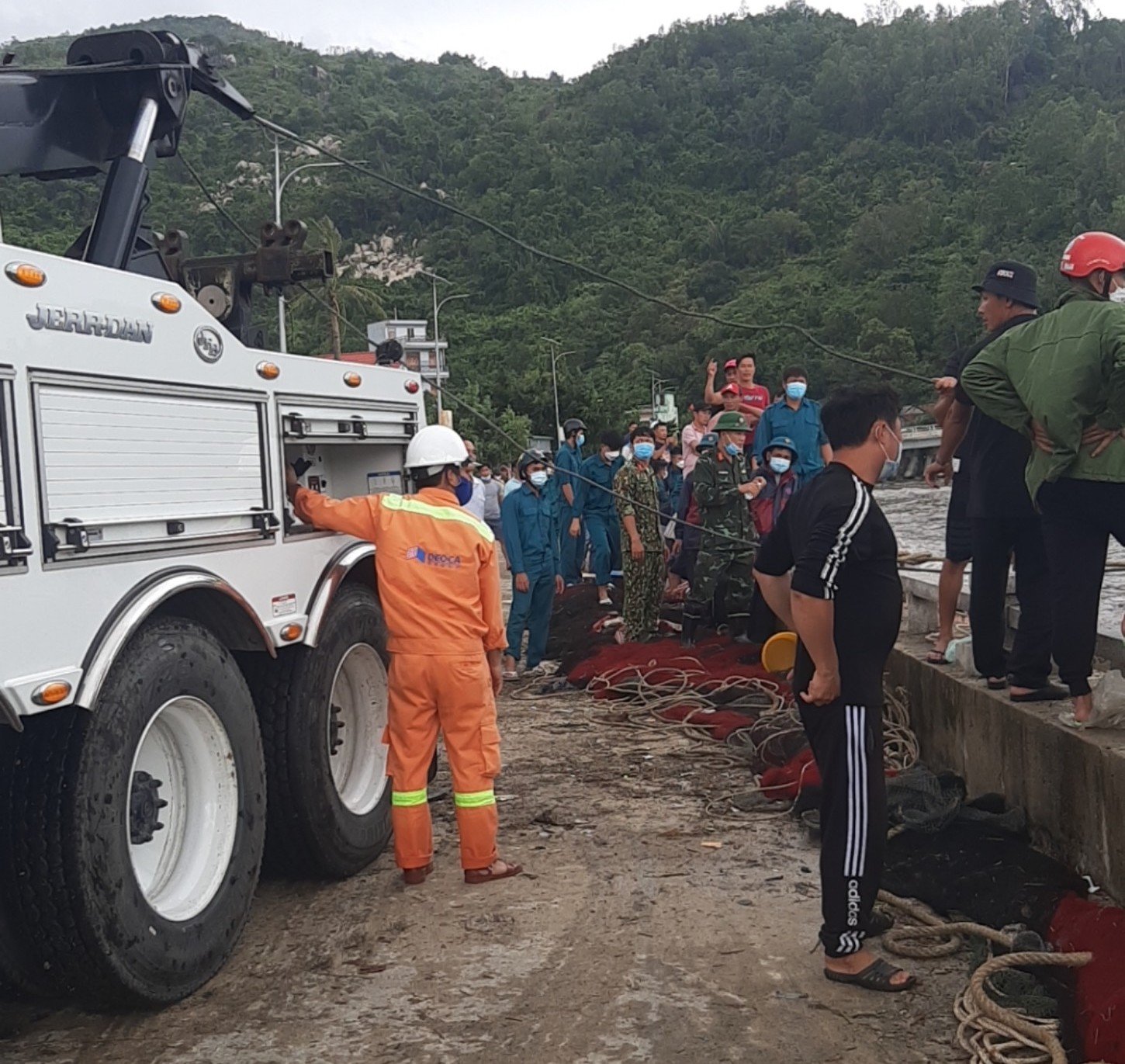 Dân sinh - Khánh Hòa: Mưa, gió lớn khiến 25 tàu thuyền ở huyện Vạn Ninh bị chìm, hư hỏng (Hình 2).