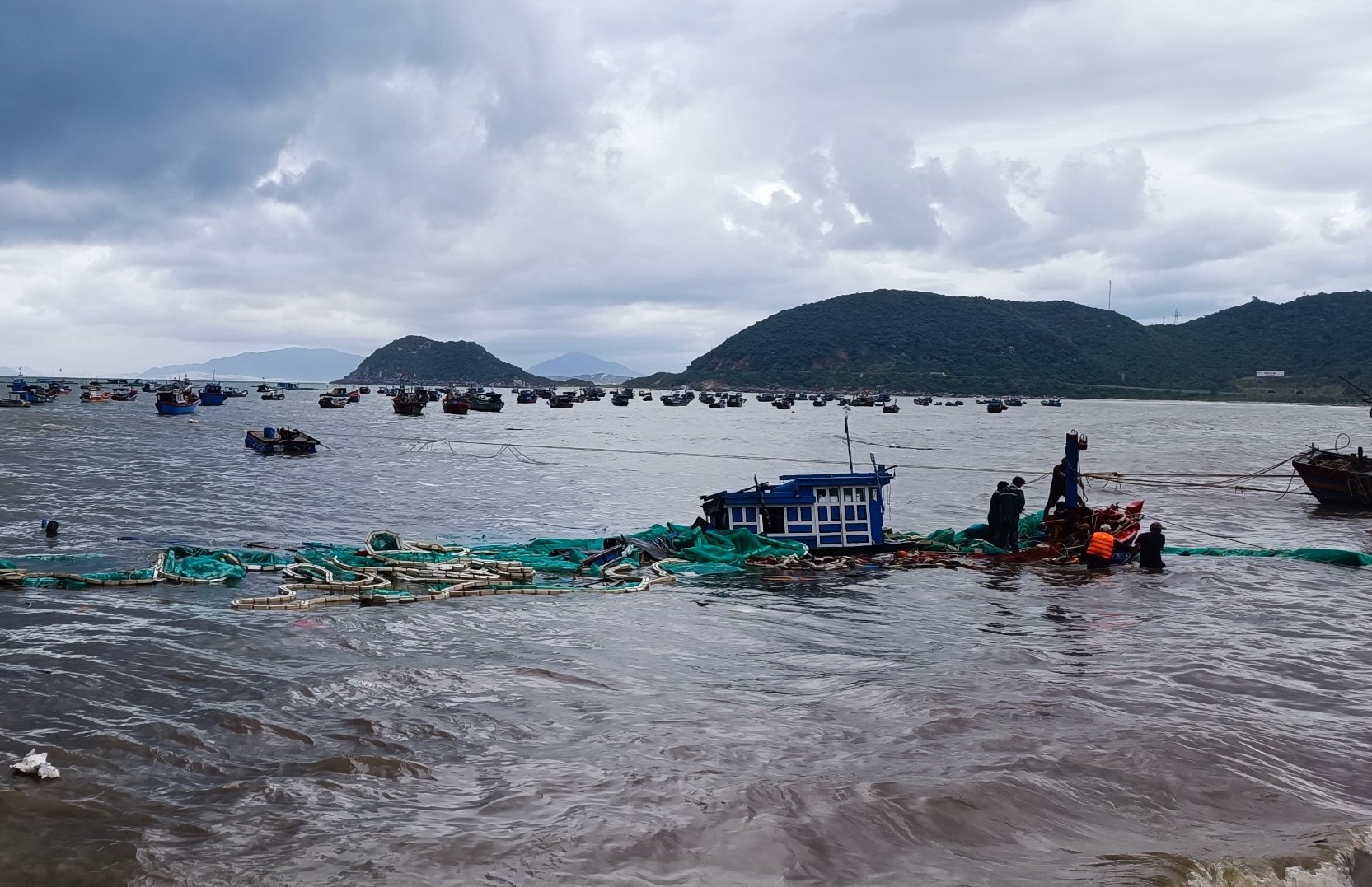 Dân sinh - Khánh Hòa: Mưa, gió lớn khiến 25 tàu thuyền ở huyện Vạn Ninh bị chìm, hư hỏng