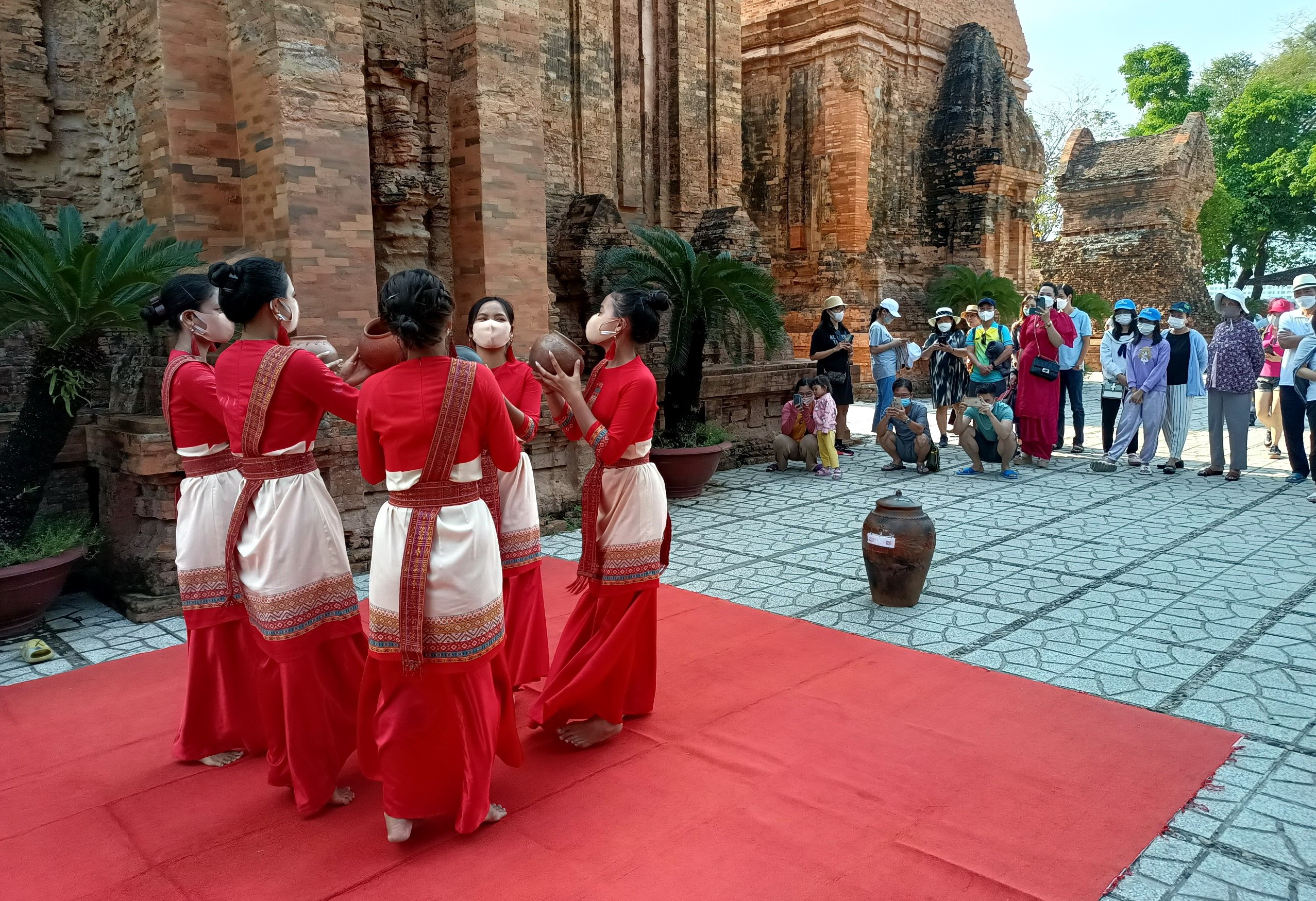 Dân sinh - Khánh Hòa: Du khách đổ về Nha Trang trong kỳ nghỉ lễ Giỗ tổ Hùng Vương (Hình 4).