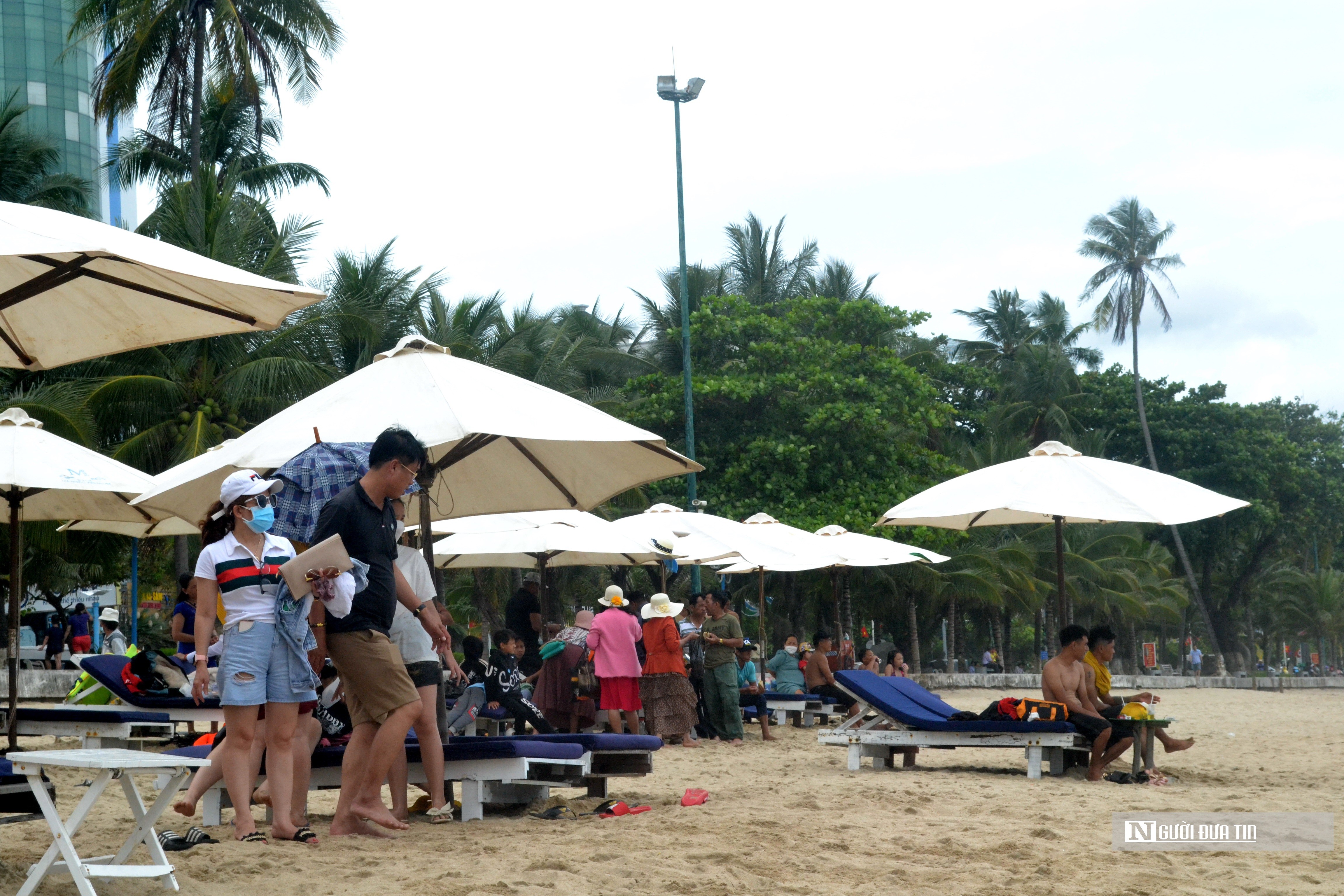 Dân sinh - Khánh Hòa: Hàng ngàn du khách đổ về Nha Trang tham quan biển đảo (Hình 9).