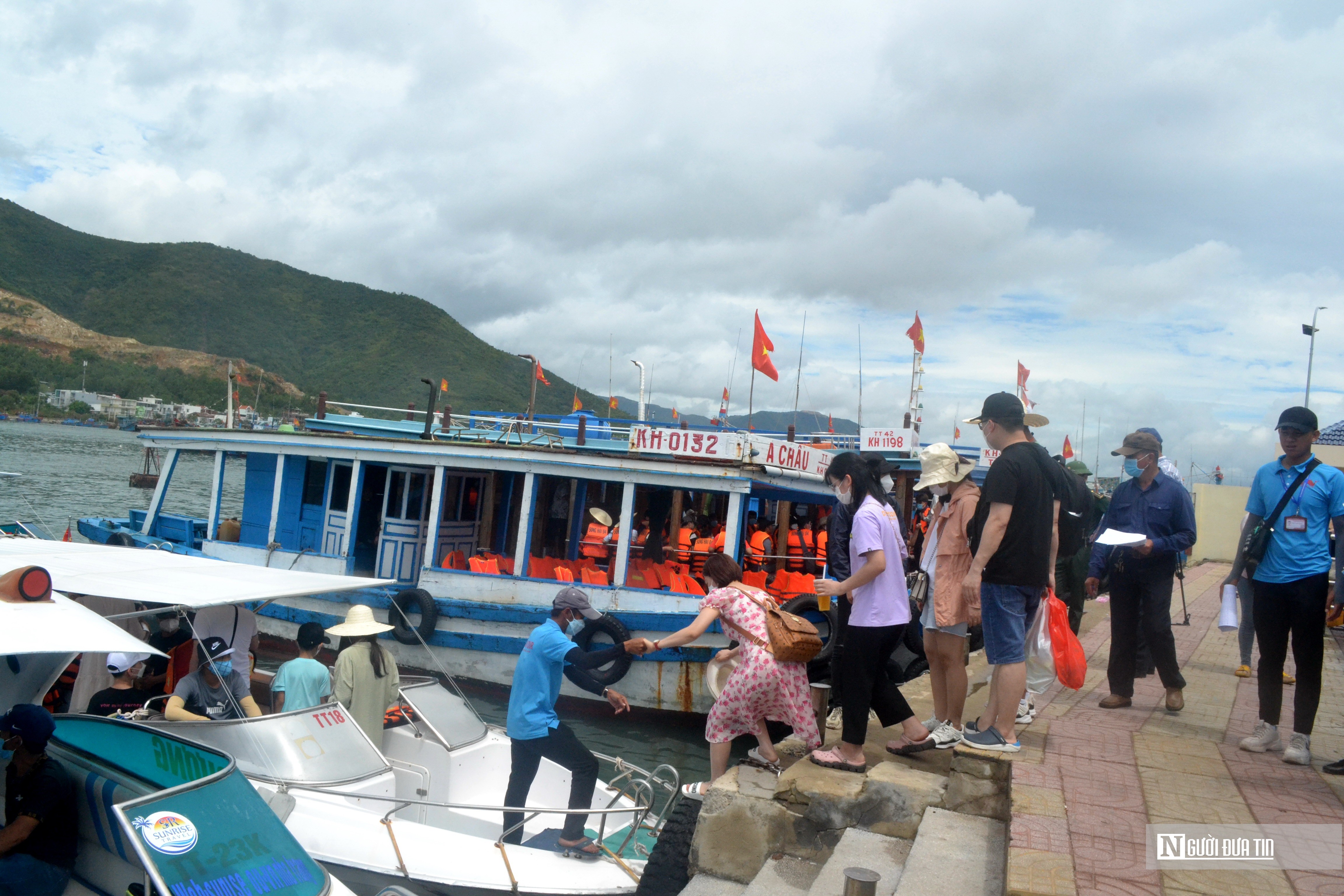 Dân sinh - Khánh Hòa: Hàng ngàn du khách đổ về Nha Trang tham quan biển đảo (Hình 2).