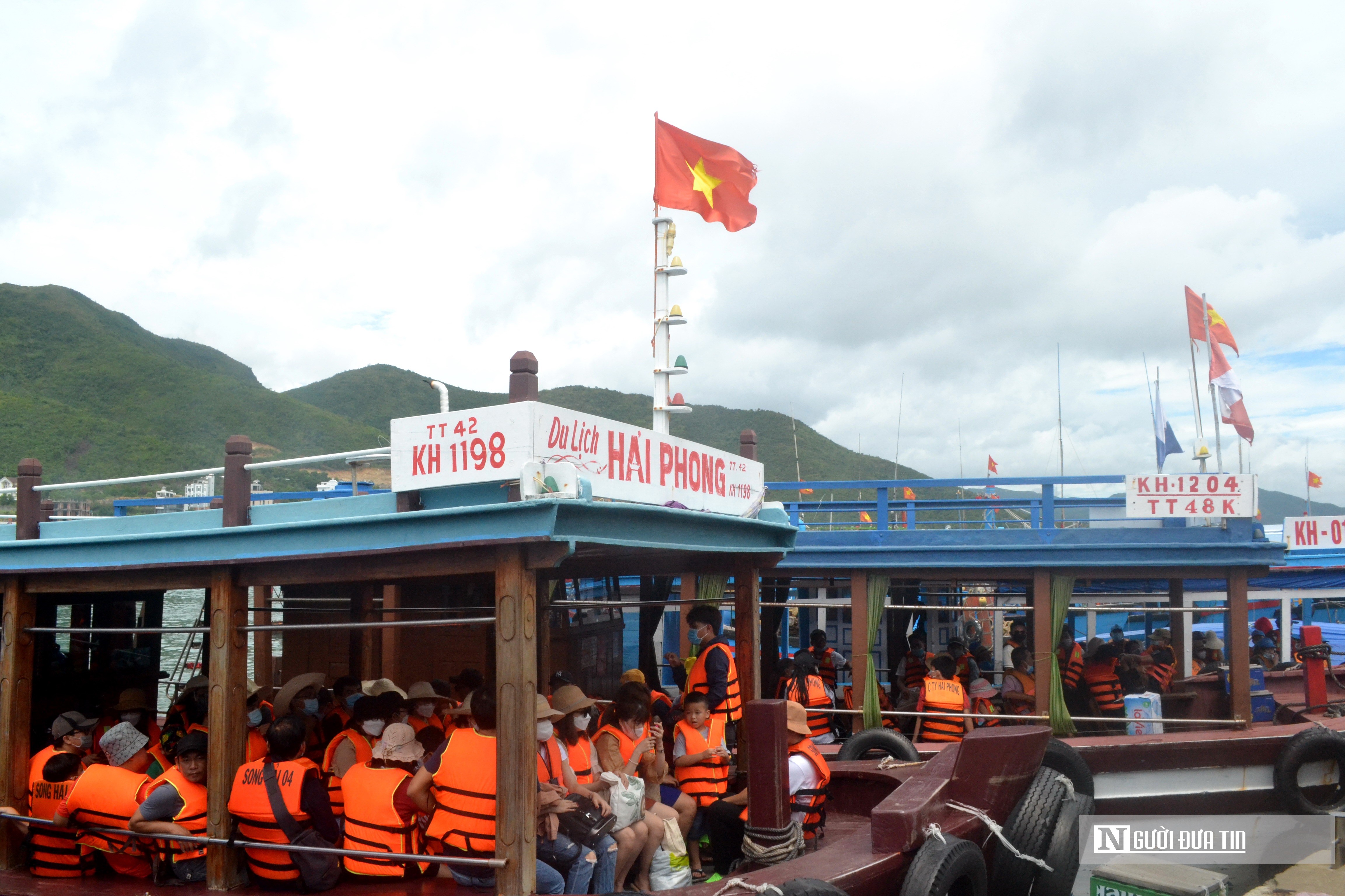 Dân sinh - Khánh Hòa: Hàng ngàn du khách đổ về Nha Trang tham quan biển đảo (Hình 4).