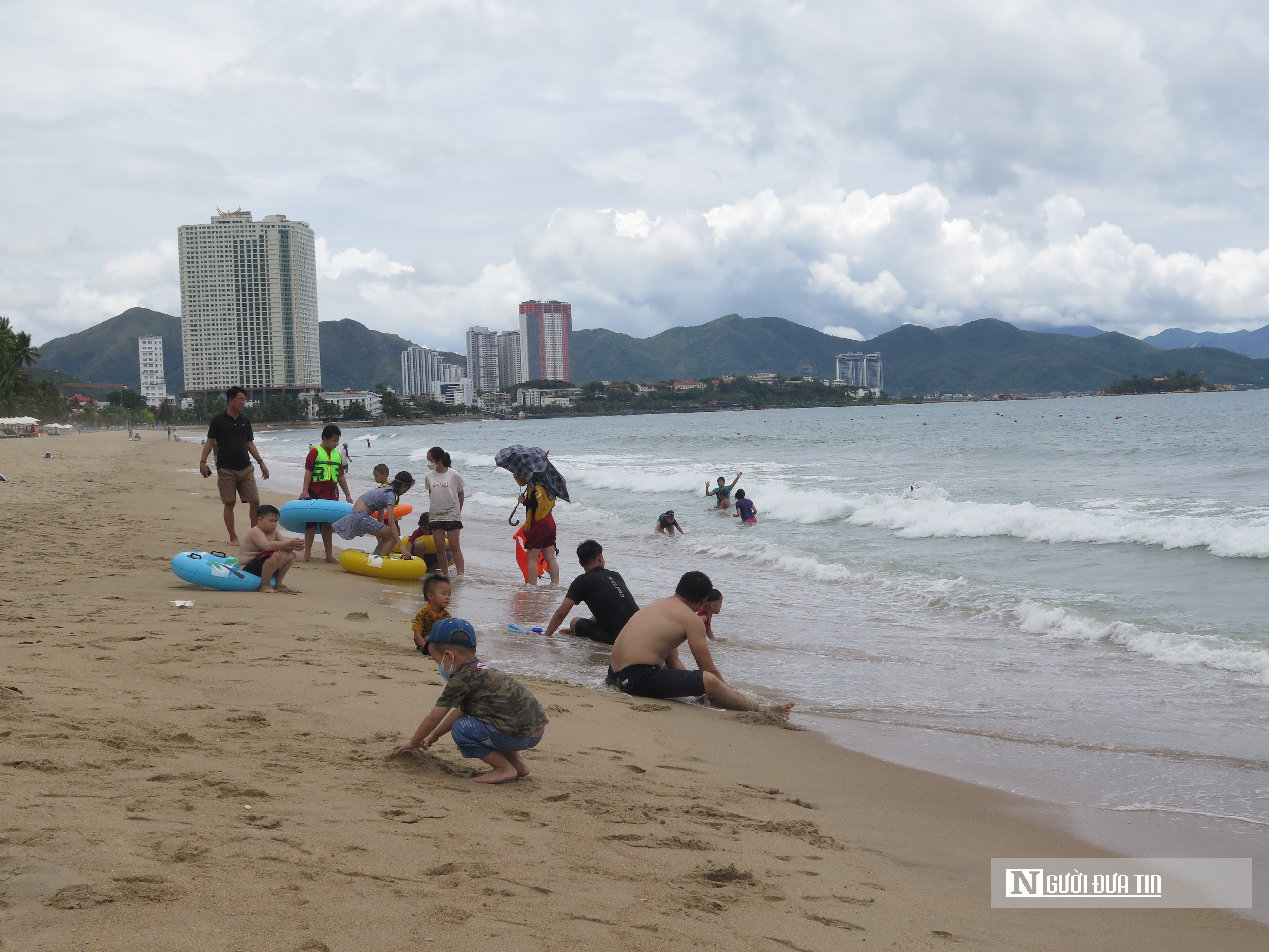 Dân sinh - Khánh Hòa: Hàng ngàn du khách đổ về Nha Trang tham quan biển đảo (Hình 7).