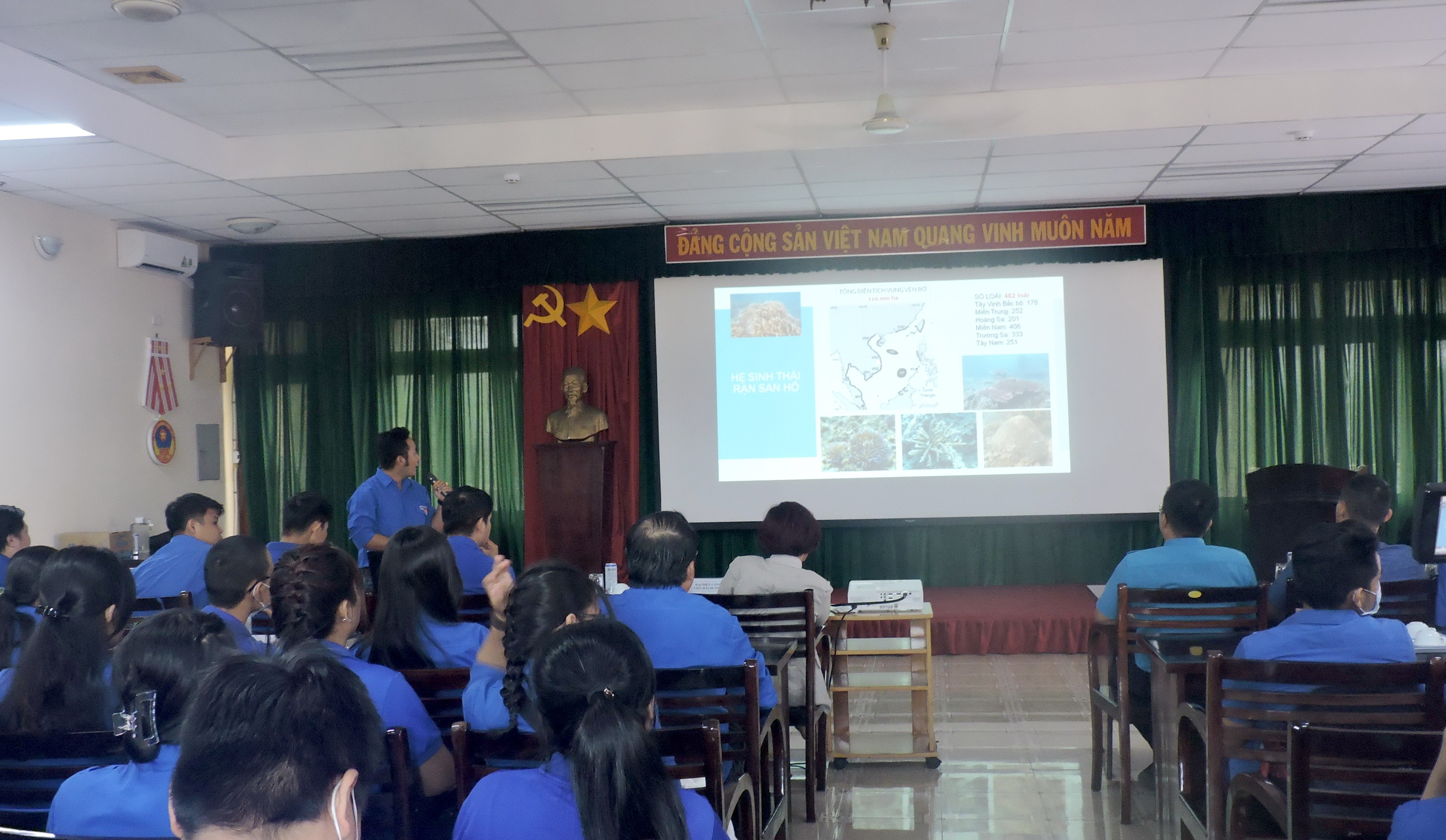 Môi trường - Thanh niên làm “vườn hoa tái chế” để tuyên truyền chống rác thải nhựa