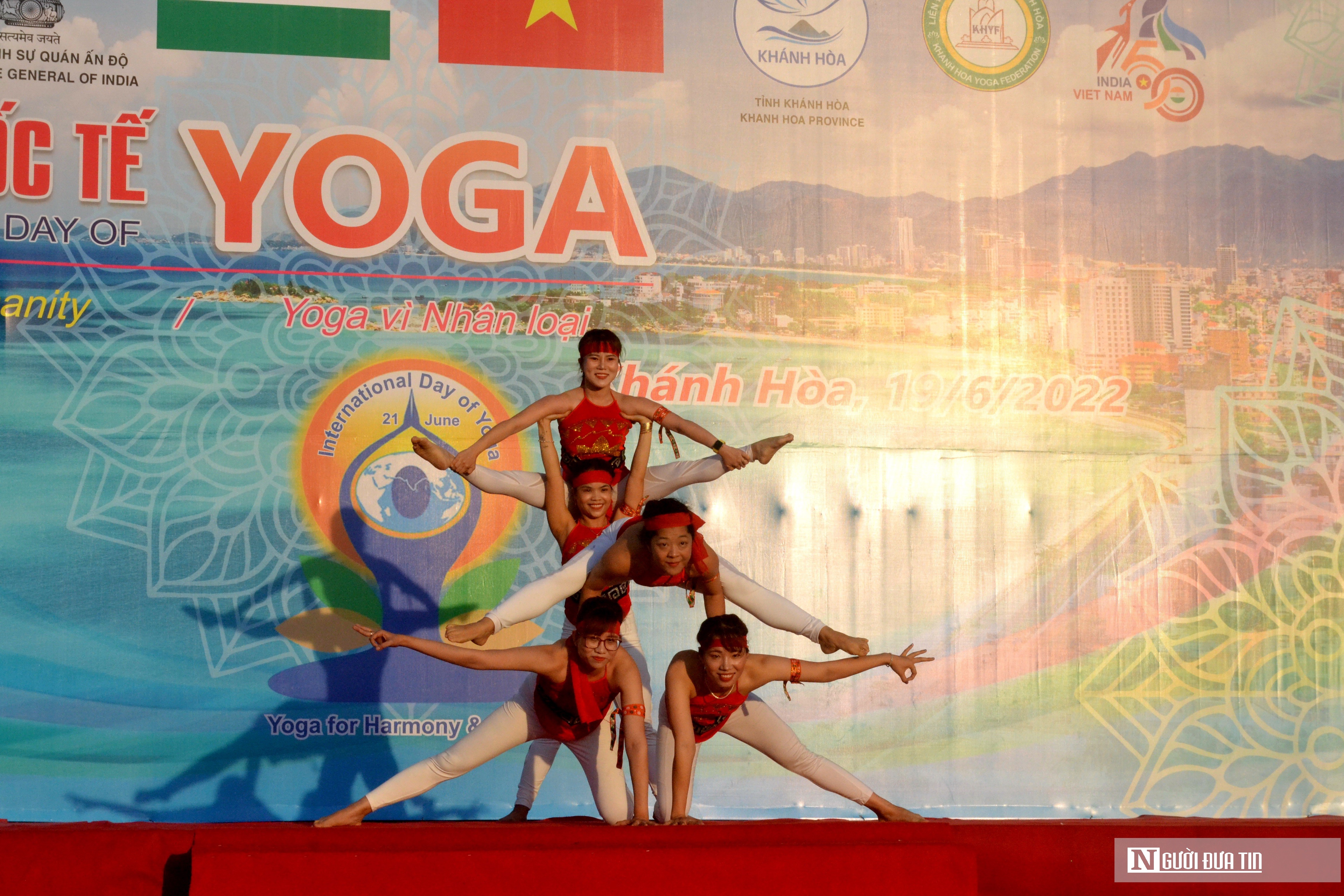 Dân sinh - Hơn 1.200 người ở Khánh Hòa tham gia đồng diễn yoga (Hình 4).