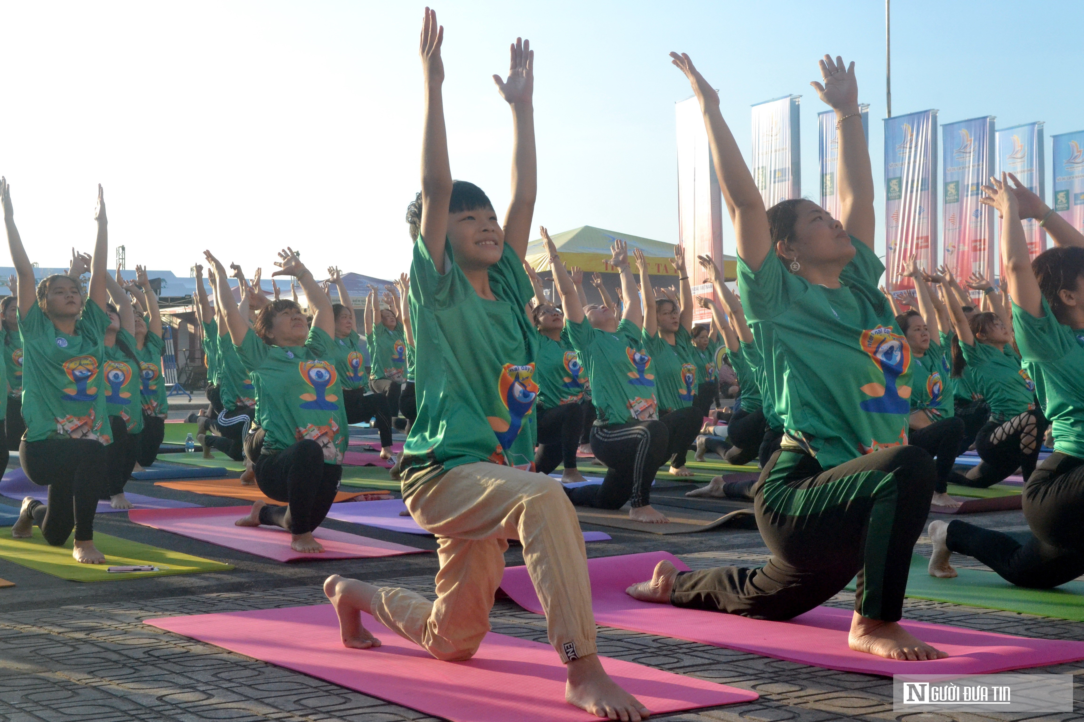 Dân sinh - Hơn 1.200 người ở Khánh Hòa tham gia đồng diễn yoga (Hình 7).