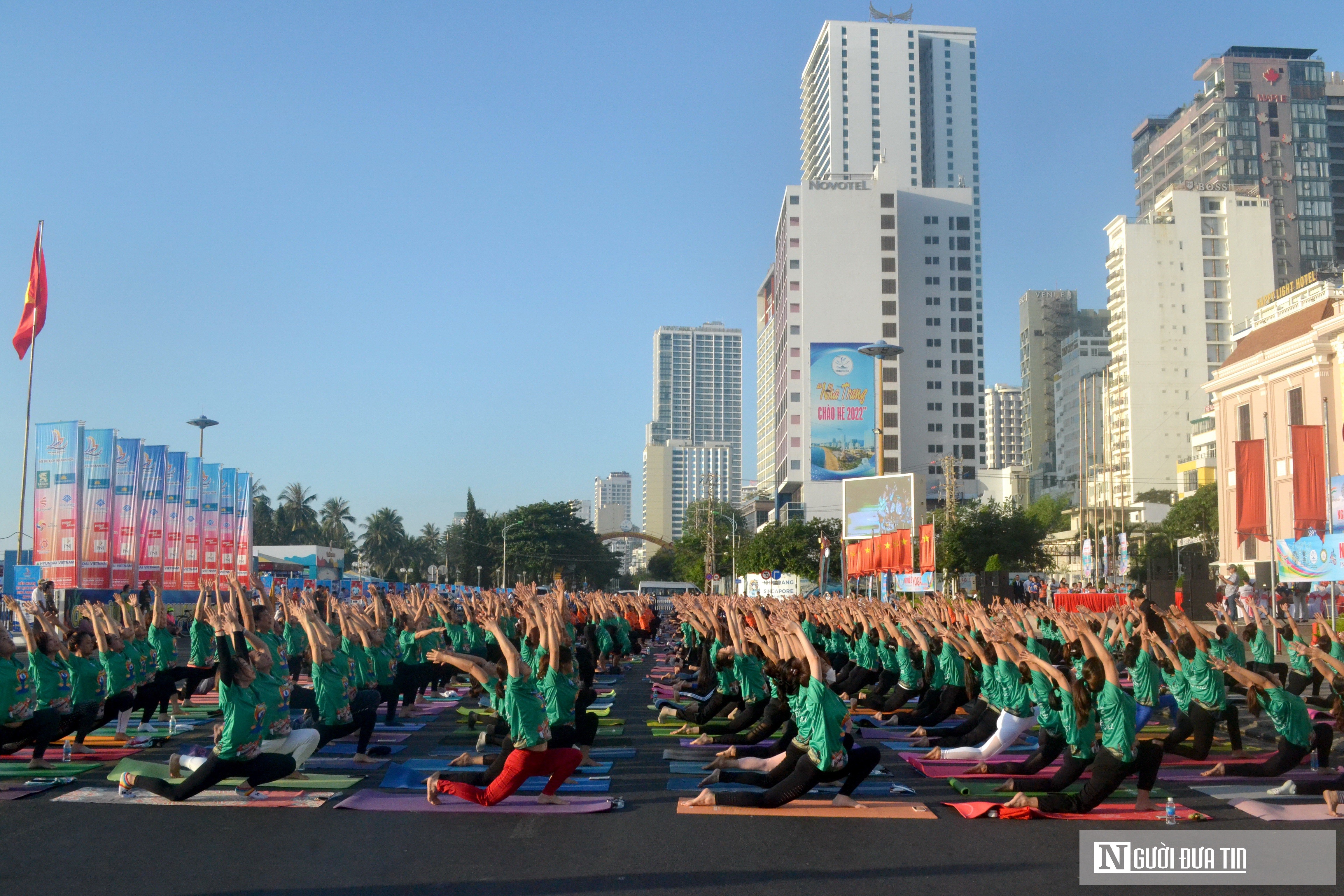Dân sinh - Hơn 1.200 người ở Khánh Hòa tham gia đồng diễn yoga (Hình 13).