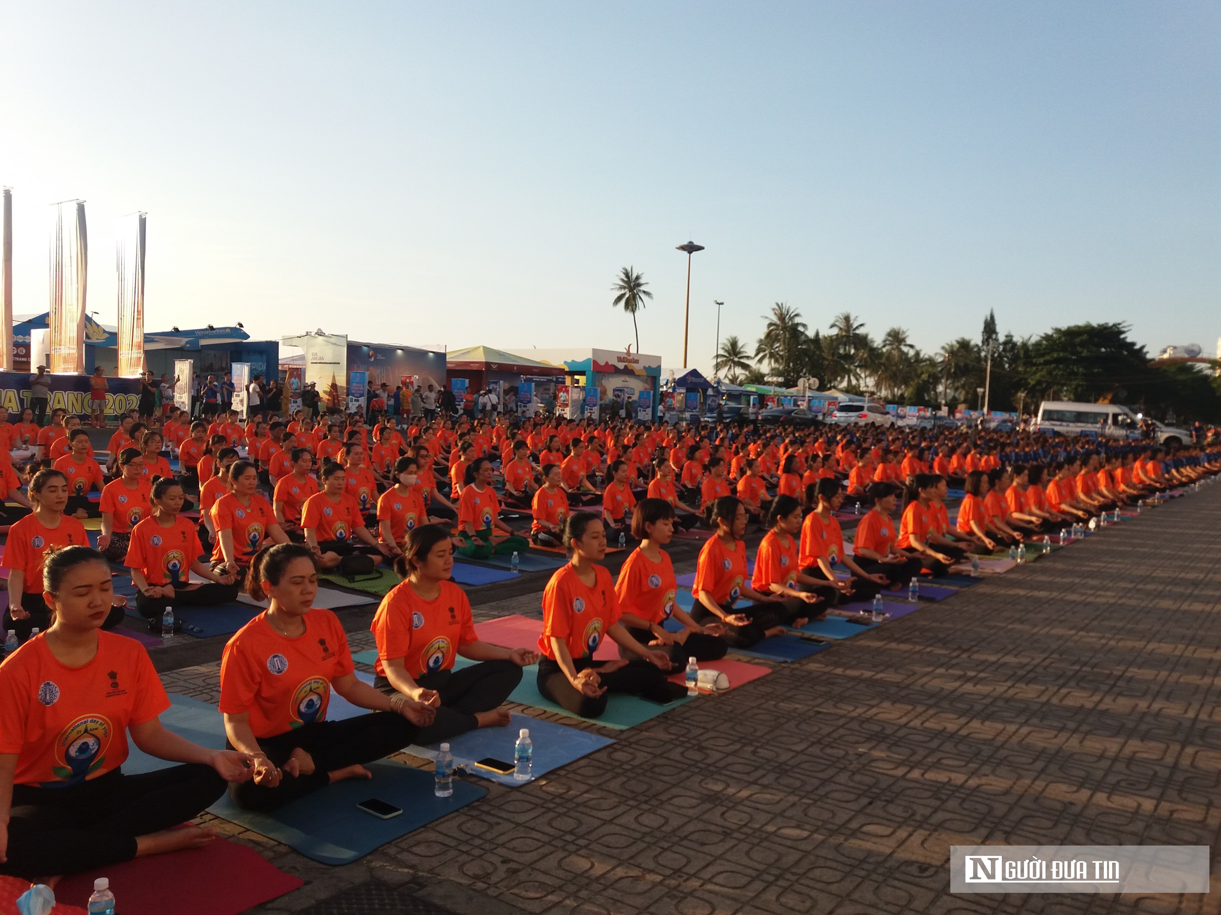 Dân sinh - Hơn 1.200 người ở Khánh Hòa tham gia đồng diễn yoga (Hình 5).