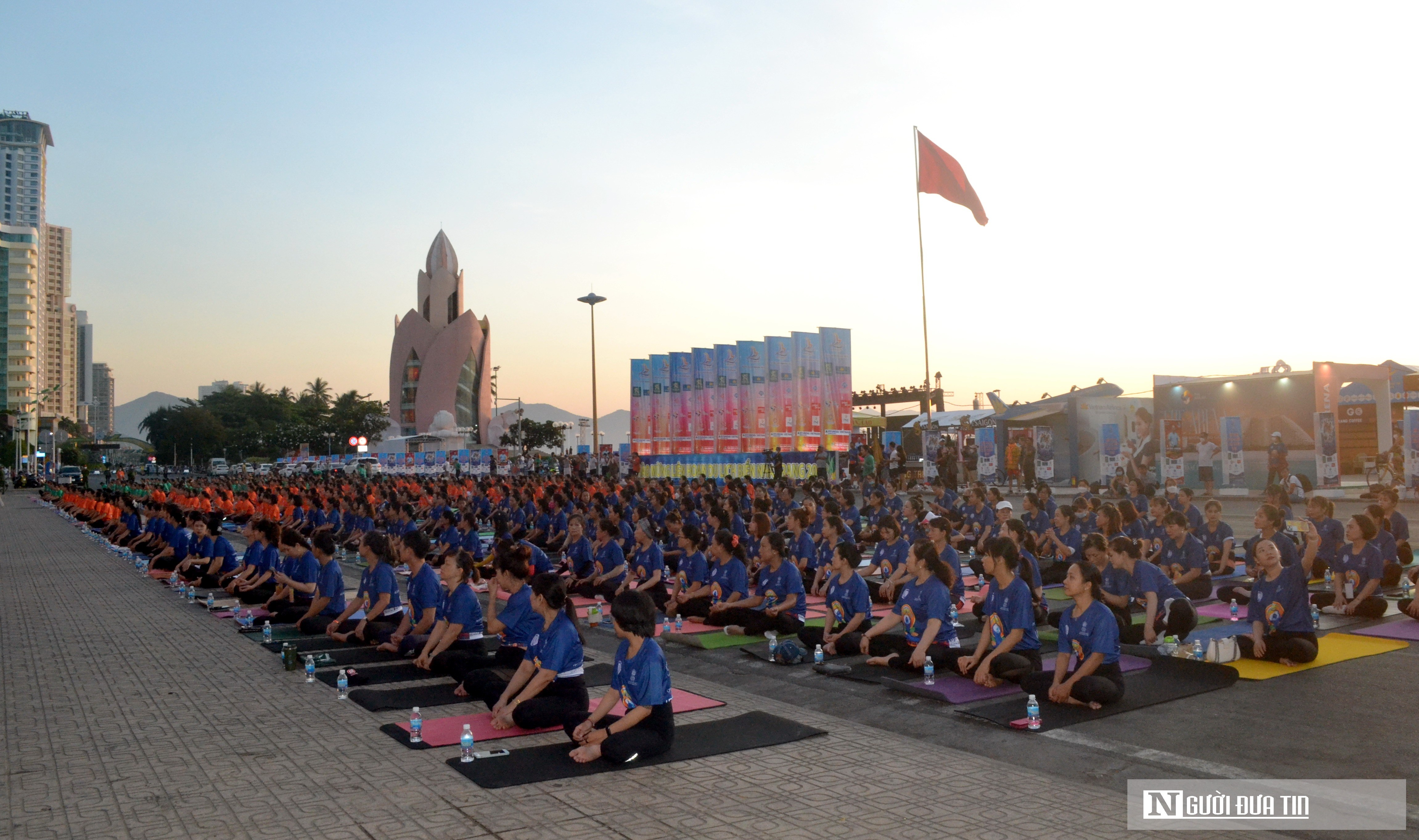Dân sinh - Hơn 1.200 người ở Khánh Hòa tham gia đồng diễn yoga (Hình 3).