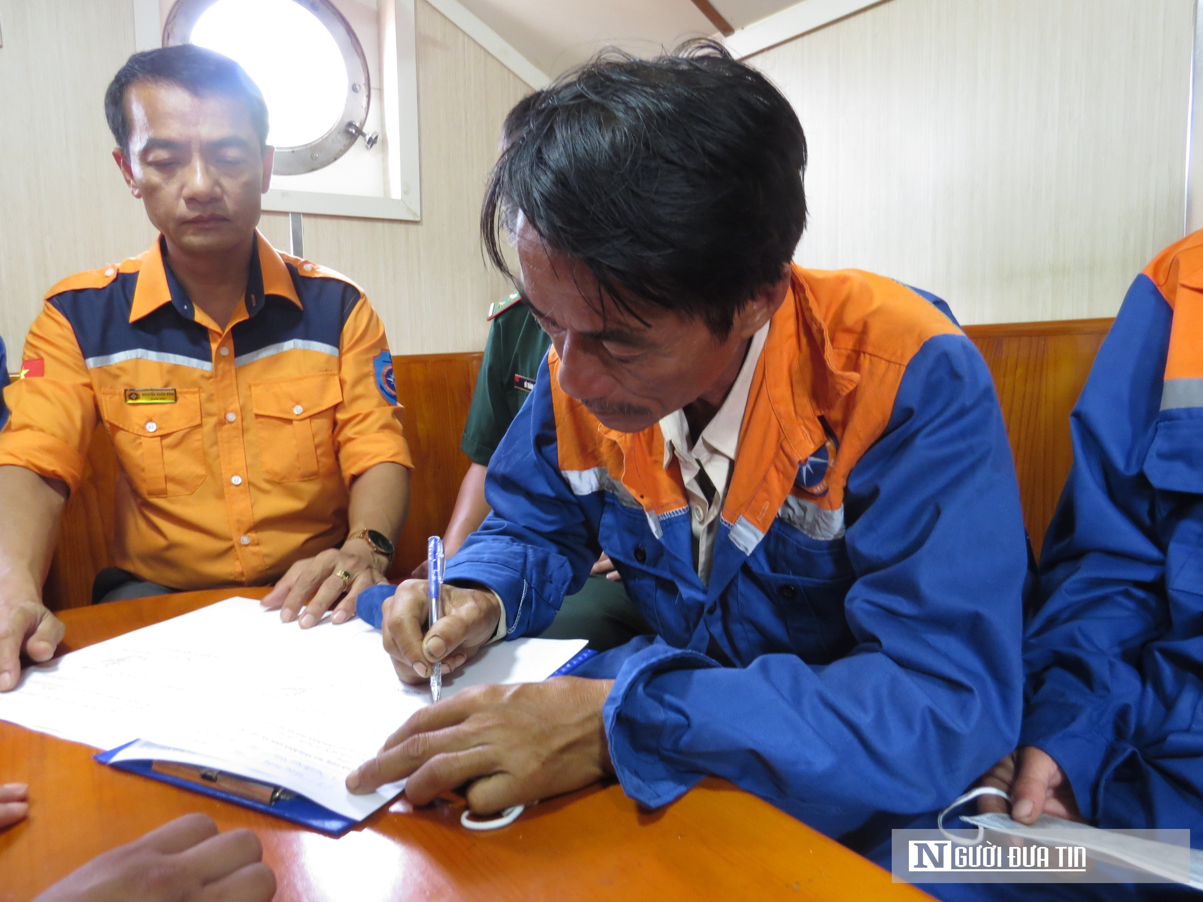Dân sinh - Khánh Hòa: Xuyên đêm cứu nạn 4 thuyền viên tàu Bình Định bị chìm (Hình 3).