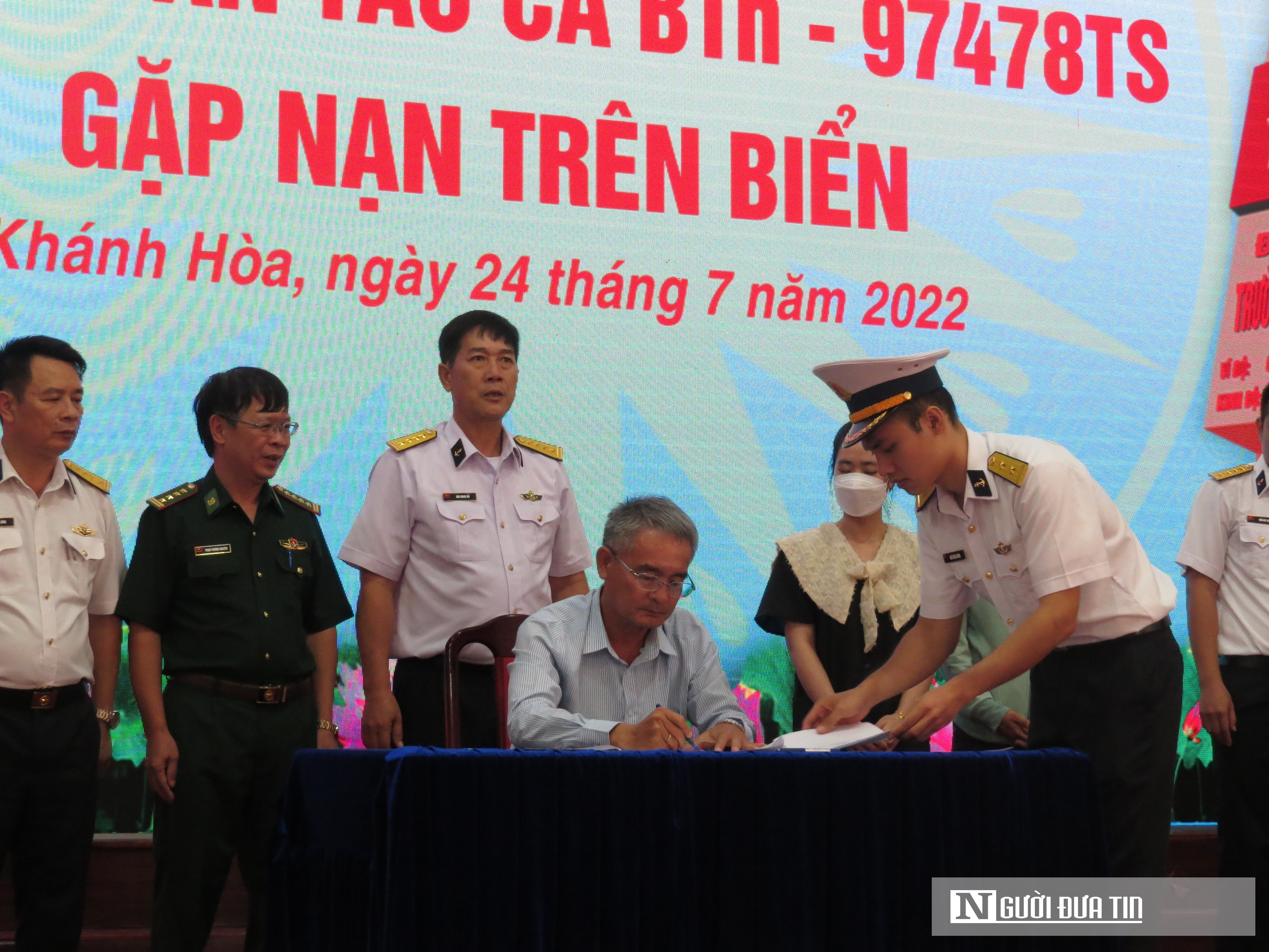 Dân sinh - Bàn giao 5 ngư dân tàu Bình Thuận được cứu sống sau 12 ngày mất tích (Hình 11).