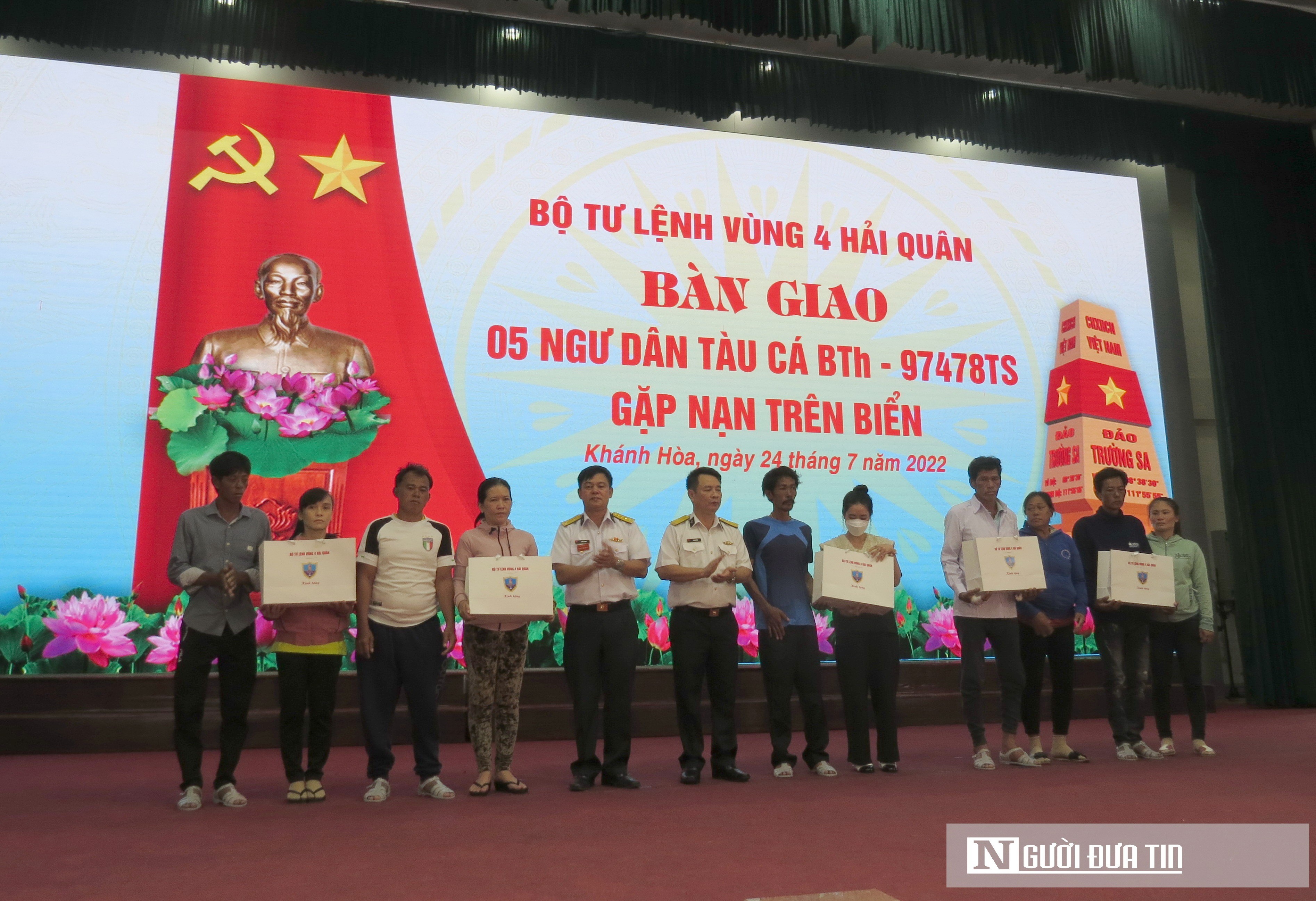 Dân sinh - Bàn giao 5 ngư dân tàu Bình Thuận được cứu sống sau 12 ngày mất tích (Hình 9).