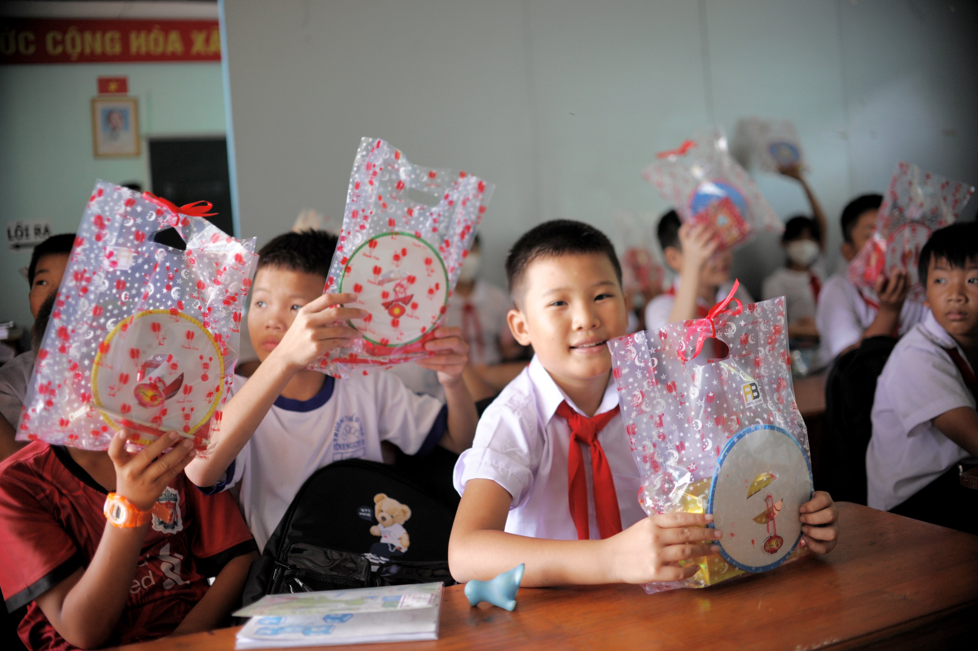 Dân sinh - Khánh Hòa: Nhiều hoạt động vui Tết Trung thu dành cho trẻ em khó khăn (Hình 6).