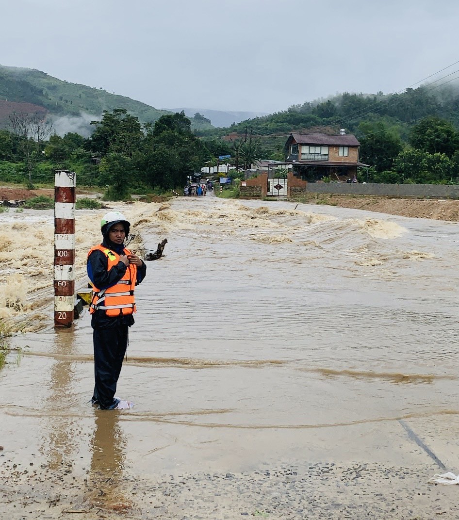 Dân sinh - Khánh Hòa: 14 hồ đang xả điều tiết lũ, 1 cầu tràn bị mưa lớn chia cắt (Hình 2).