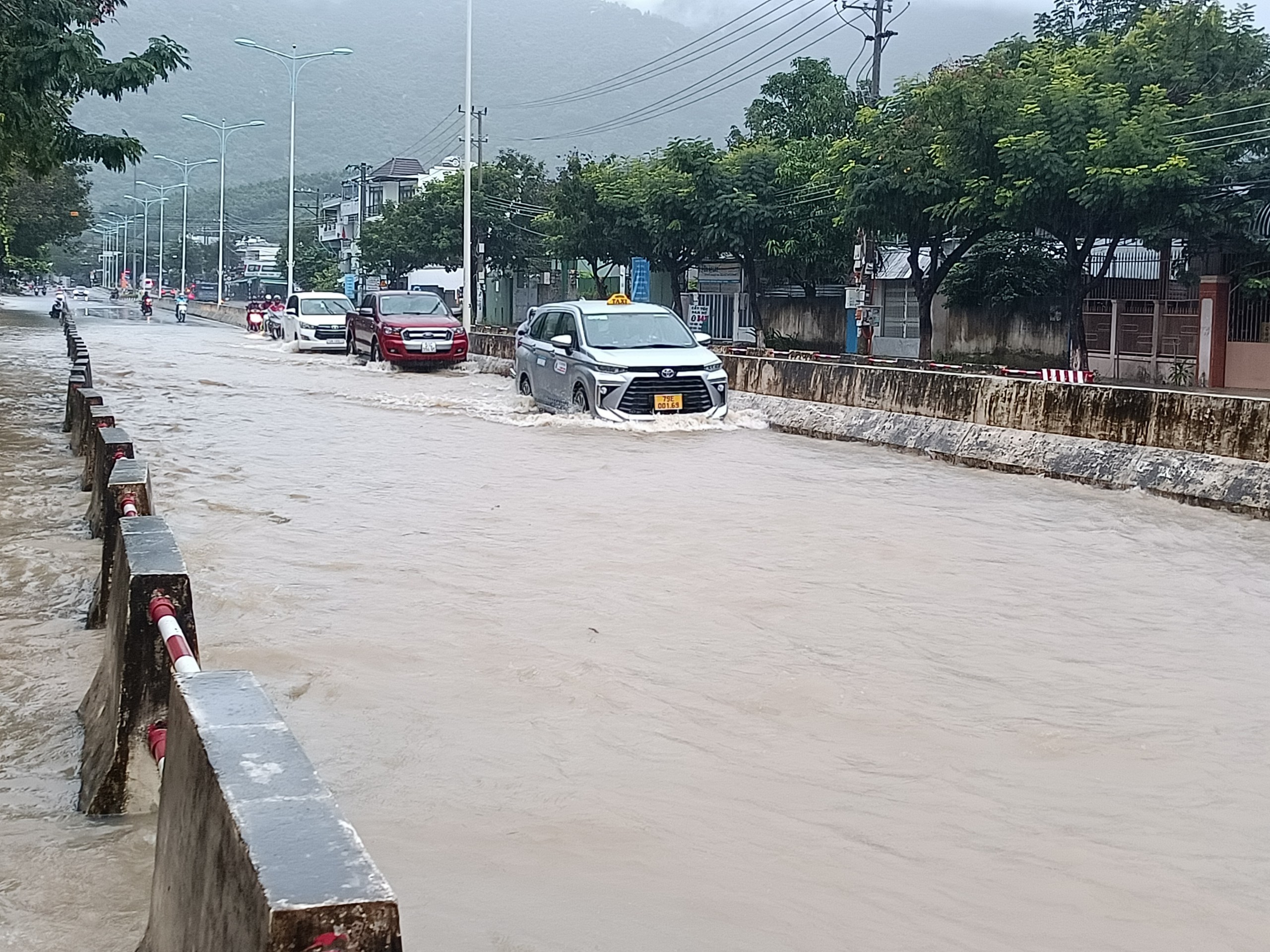 Dân sinh - Khánh Hòa: Mưa lớn, chủ động ứng phó với mưa lũ (Hình 2).