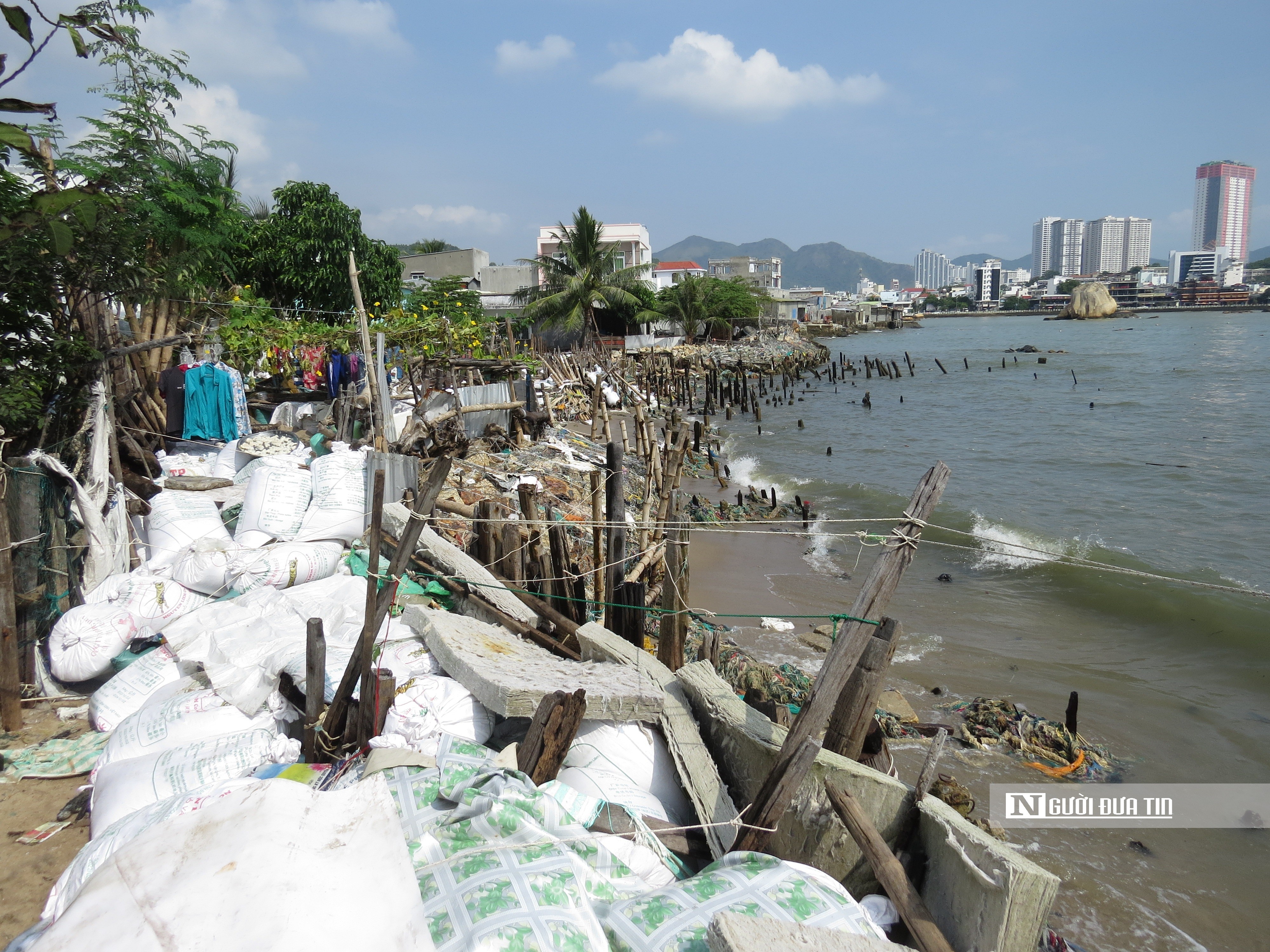 Dân sinh - Khánh Hòa: Sóng lớn đánh sập nhiều nhà dân ở Tp.Nha Trang (Hình 9).