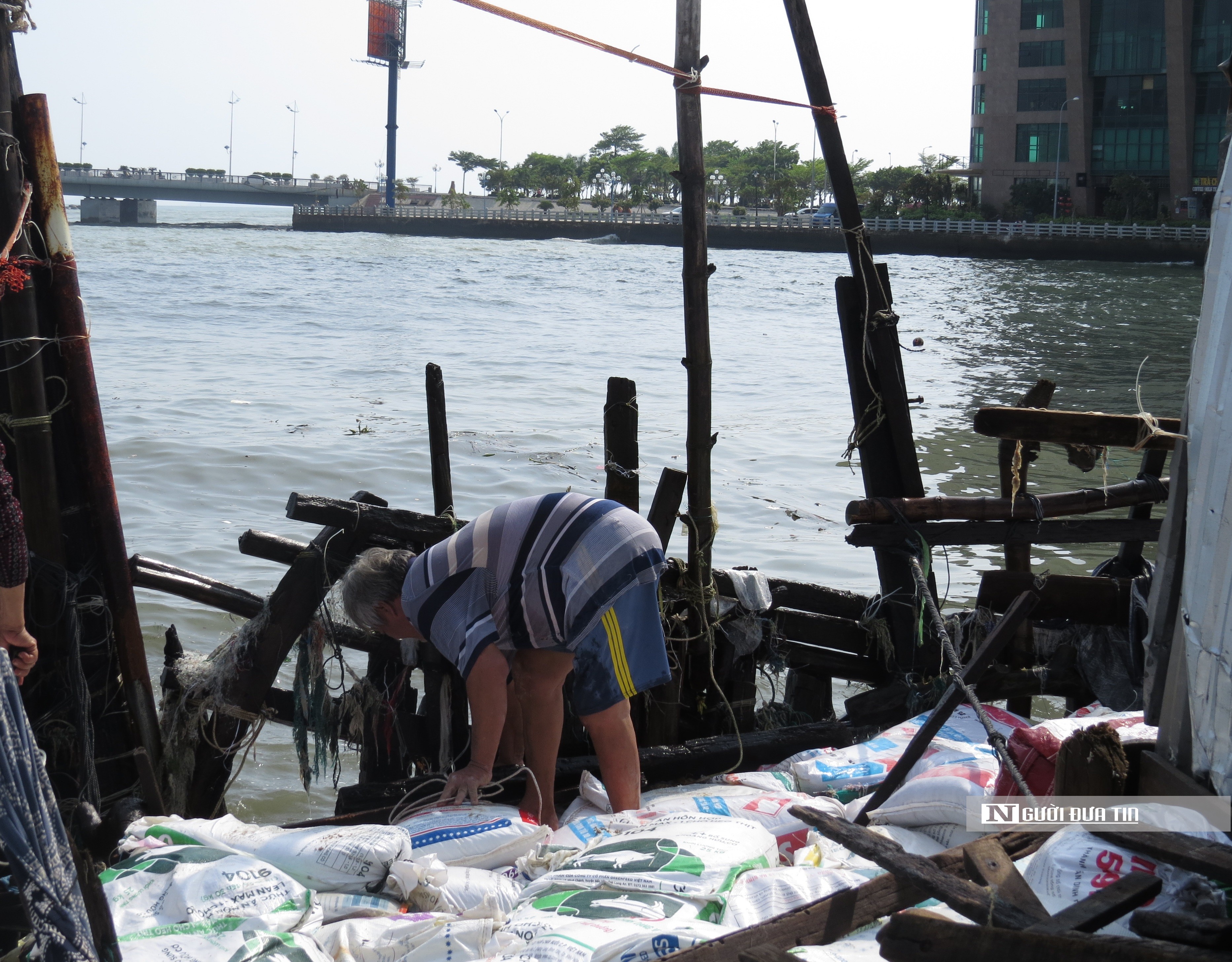 Dân sinh - Khánh Hòa: Sóng lớn đánh sập nhiều nhà dân ở Tp.Nha Trang (Hình 8).