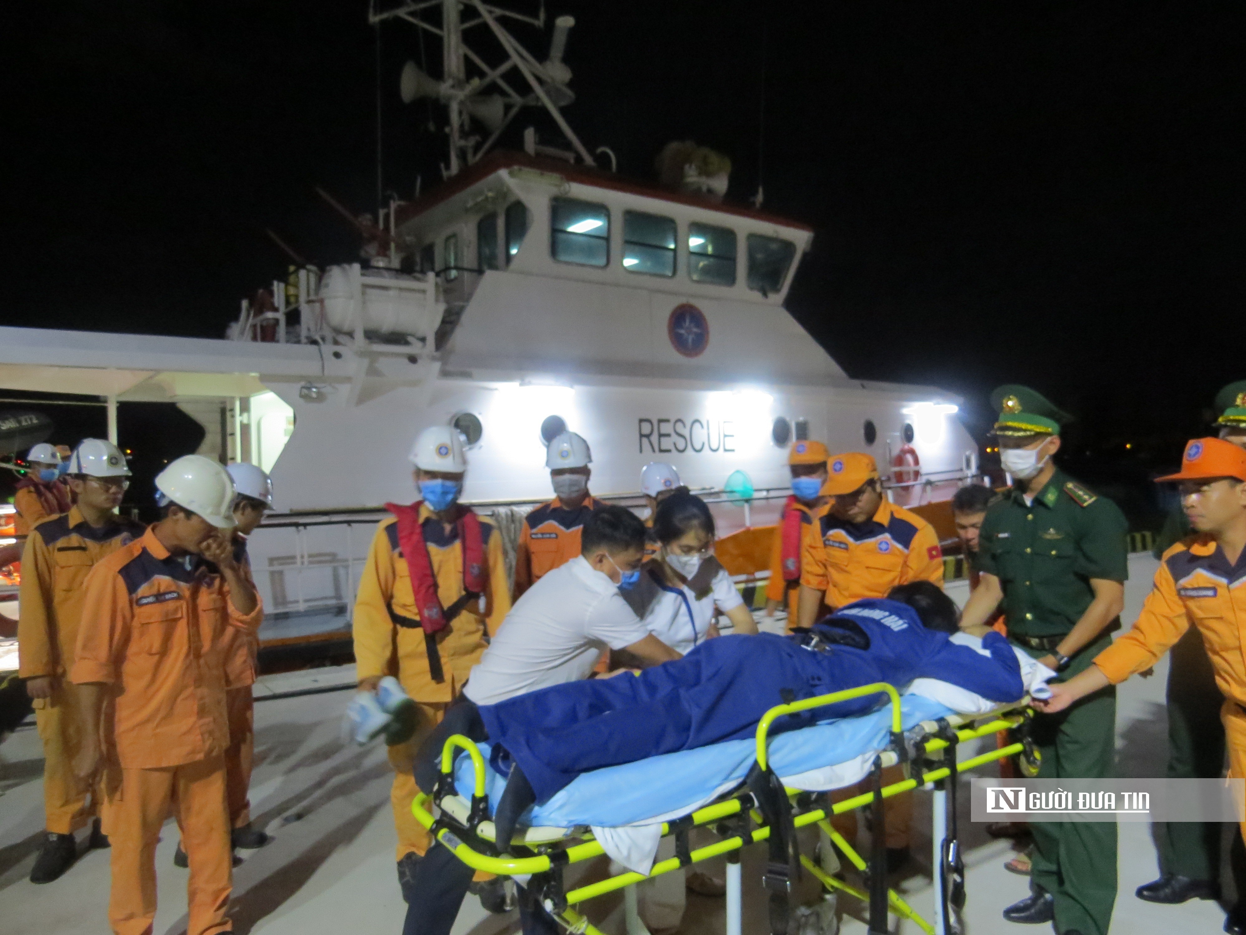 Dân sinh - Cứu nạn thành công 2 thuyền viên người nước ngoài gặp nạn trên biển (Hình 2).