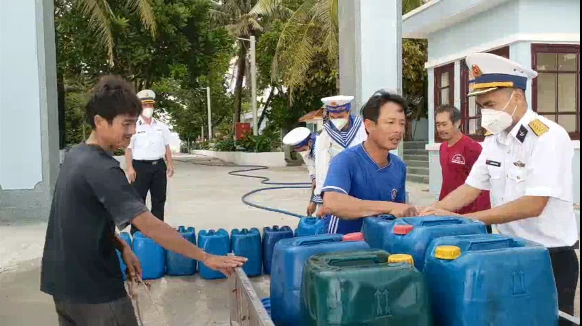 Dân sinh - Đảo Đá Lớn giúp đỡ tàu cá của ngư dân tỉnh Phú Yên gặp nạn trên biển (Hình 2).