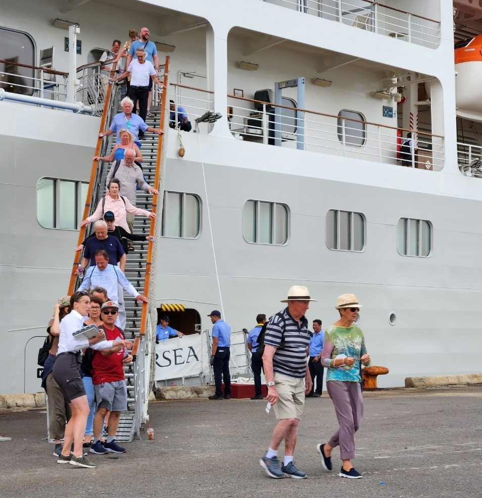 Văn hoá - Hơn 330 khách du lịch tàu biển trải nghiệm các tour khám phá Nha Trang (Hình 2).