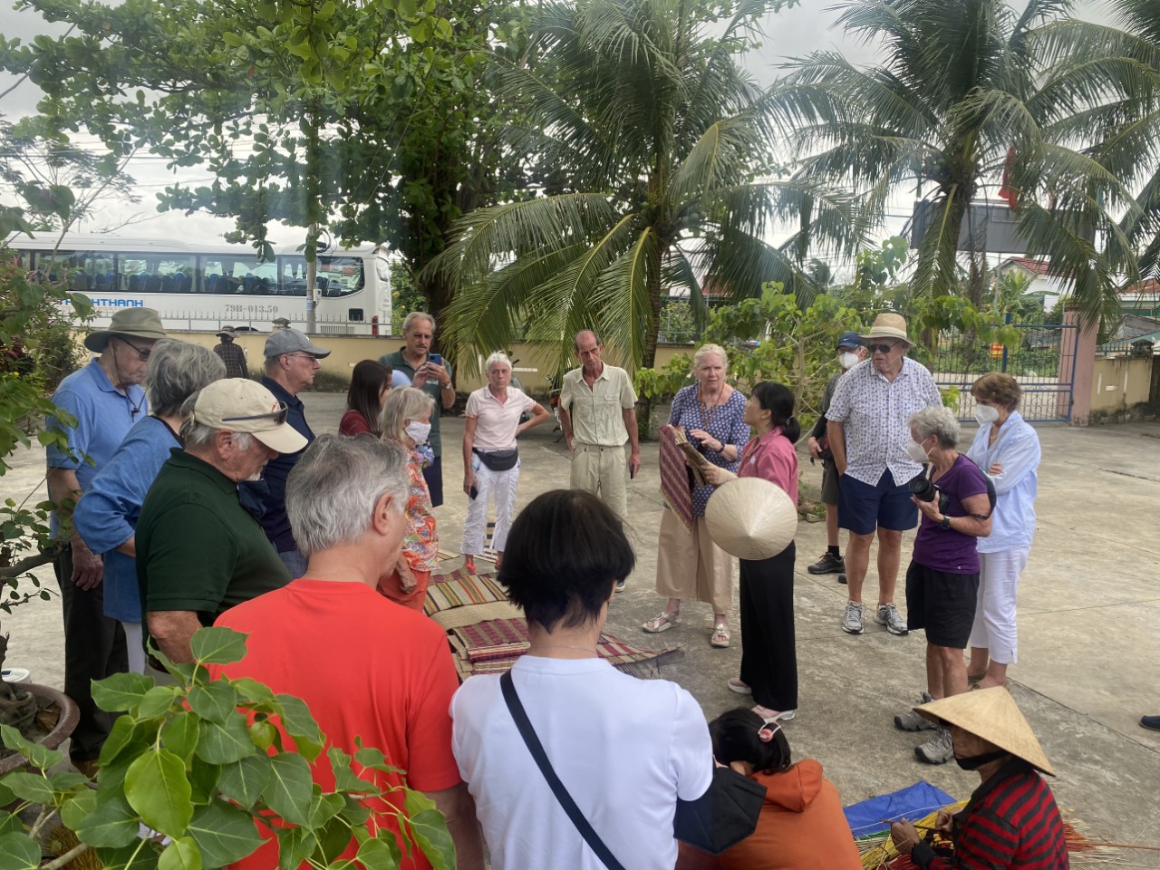 Văn hoá - Hơn 330 khách du lịch tàu biển trải nghiệm các tour khám phá Nha Trang (Hình 4).