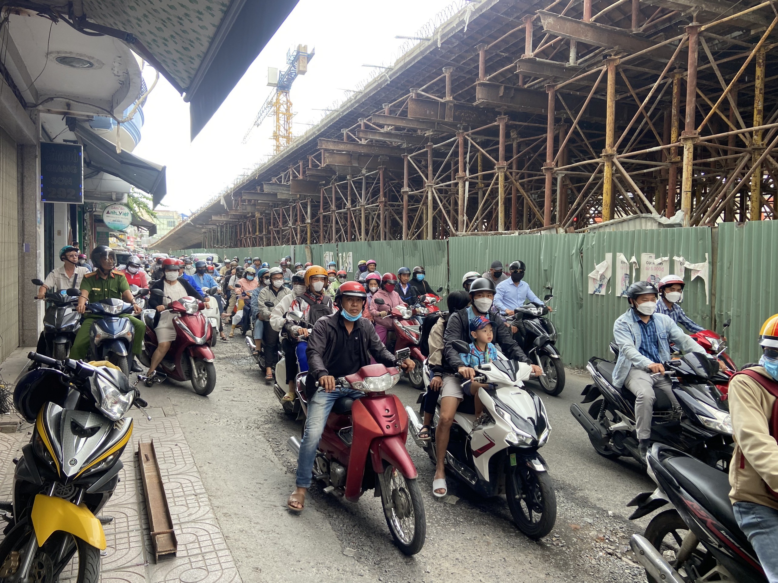 Dân sinh - Khánh Hòa: Thanh thép từ công trình xây dựng rơi trúng người đi đường (Hình 2).