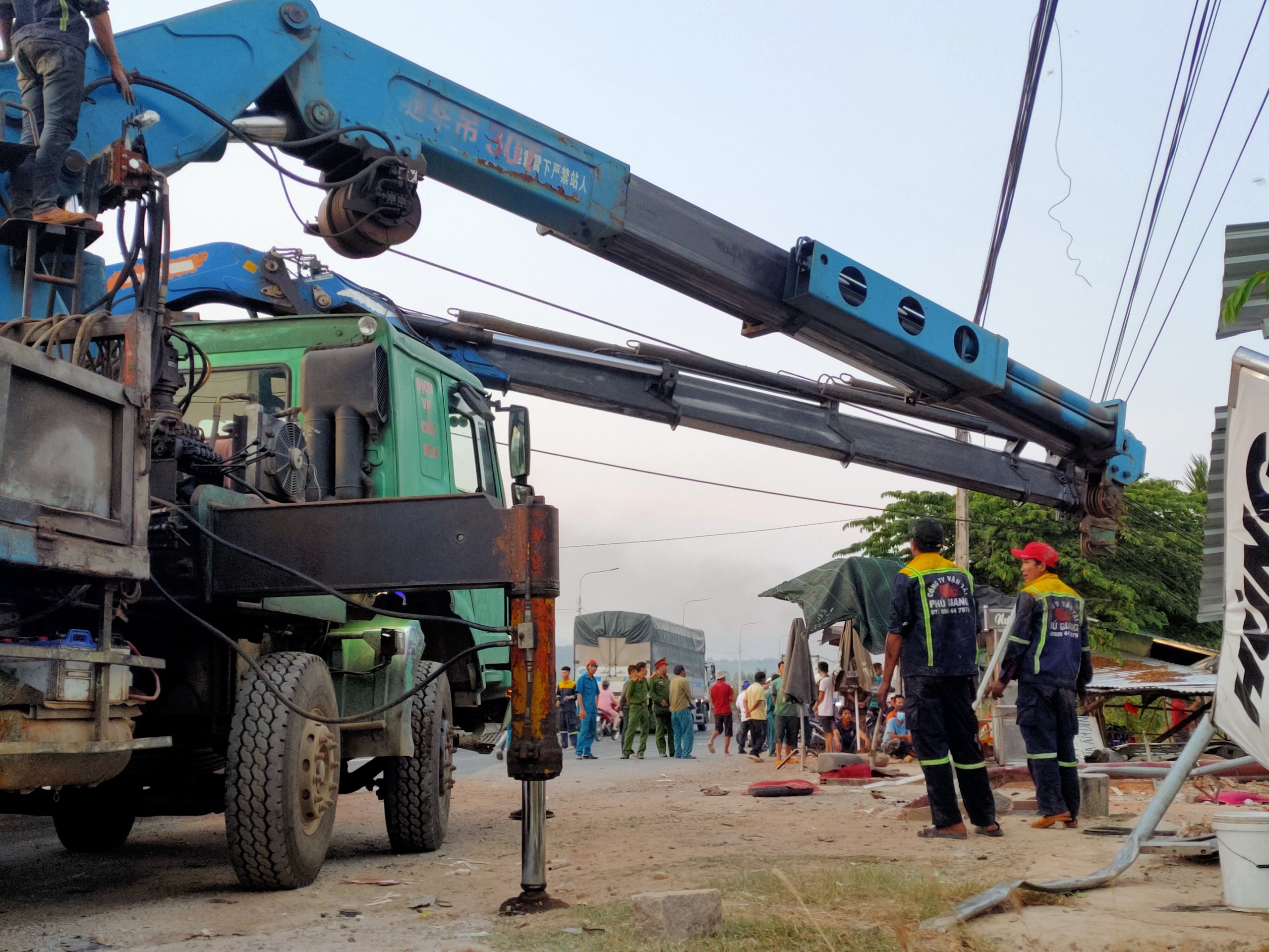 An ninh - Hình sự - Ba người bị thương trong vụ tai nạn xe tải tông vào nhà dân (Hình 3).