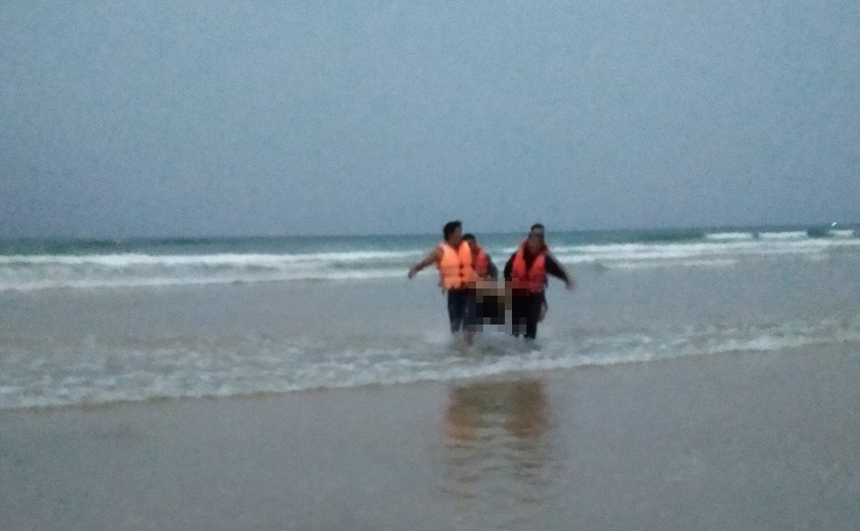 Dân sinh - Khánh Hòa: Rủ nhau tắm biển, 2 học sinh chết đuối, 1 mất tích