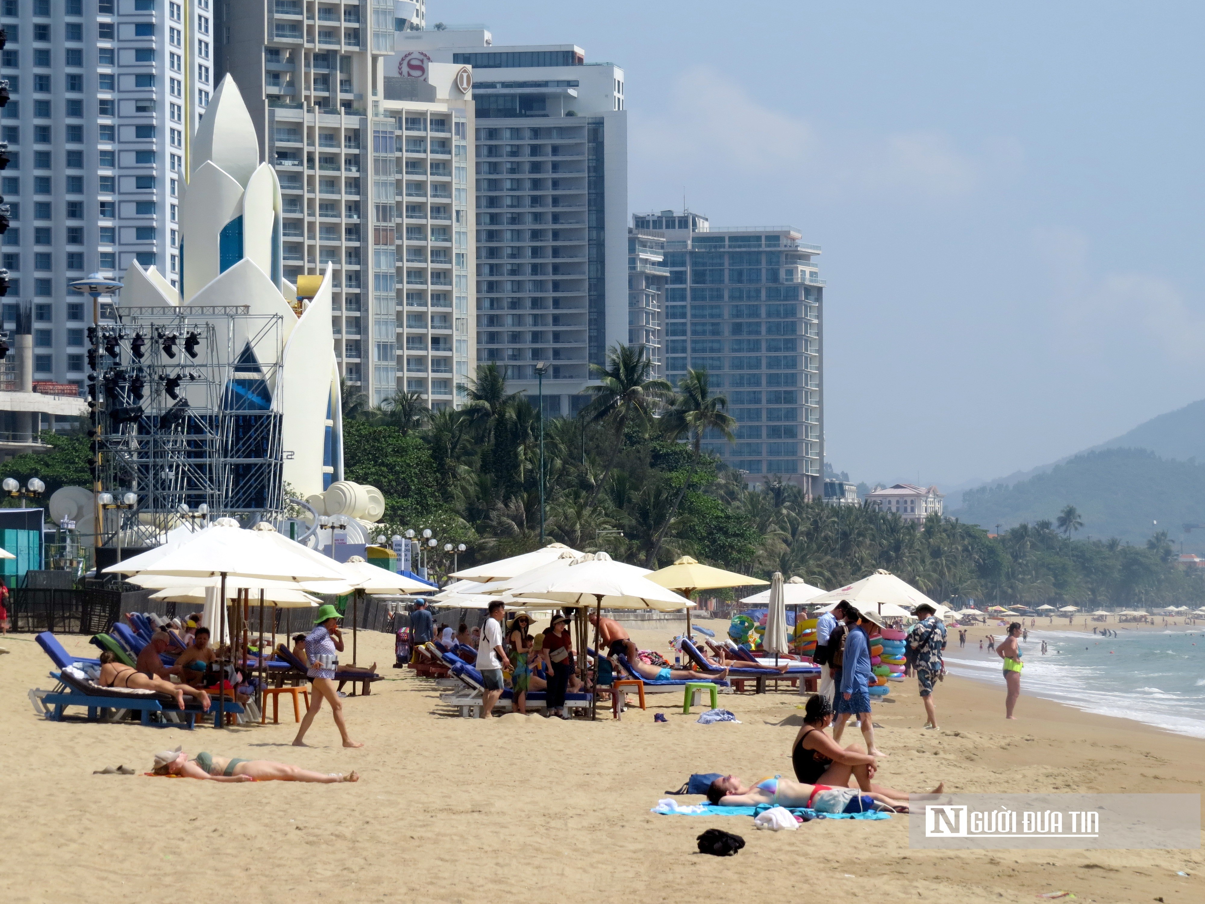 Dân sinh - Nắng nóng, người dân và du khách ở Nha Trang đổ ra biển “giải nhiệt” (Hình 6).