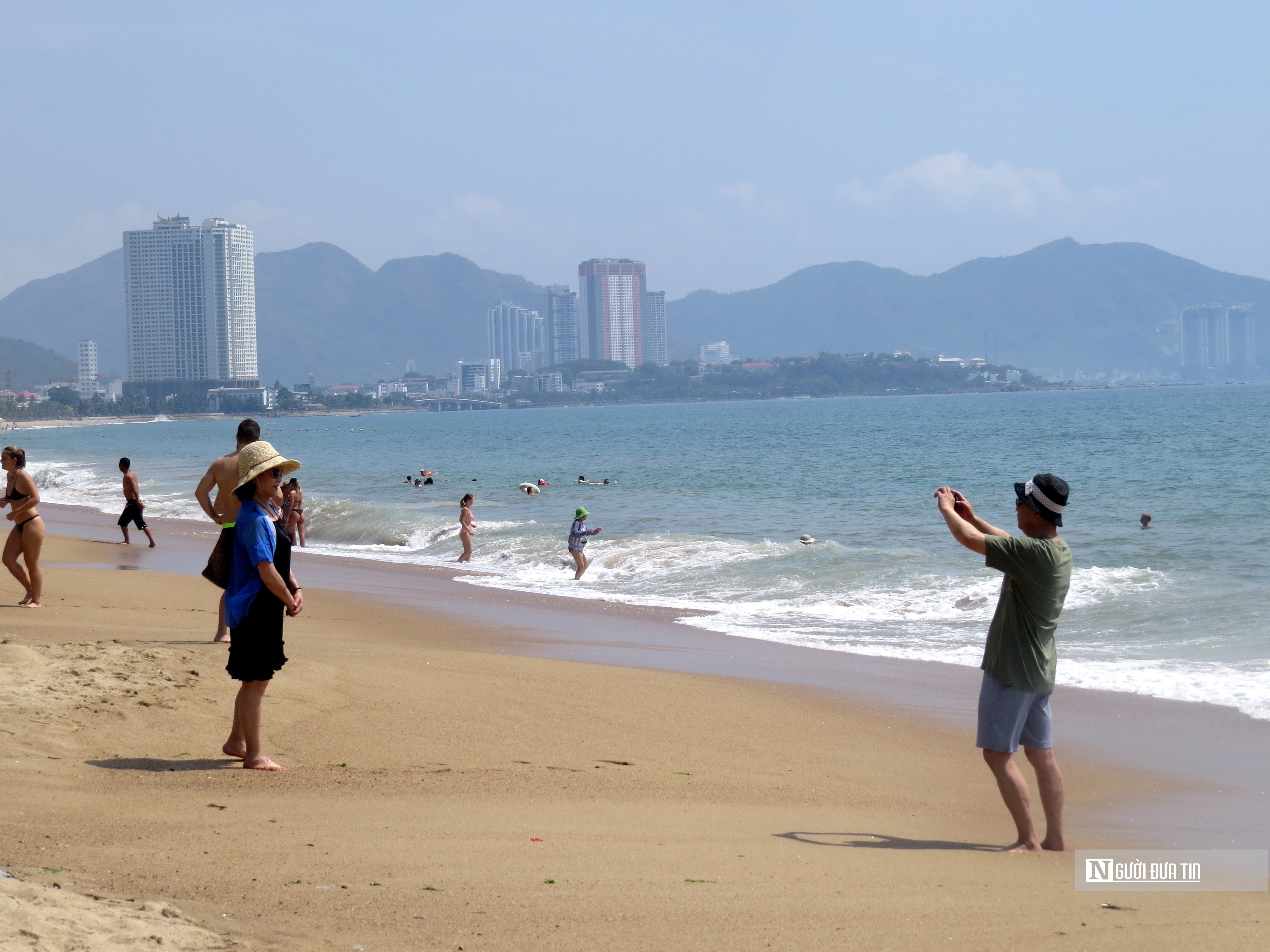 Dân sinh - Nắng nóng, người dân và du khách ở Nha Trang đổ ra biển “giải nhiệt” (Hình 9).