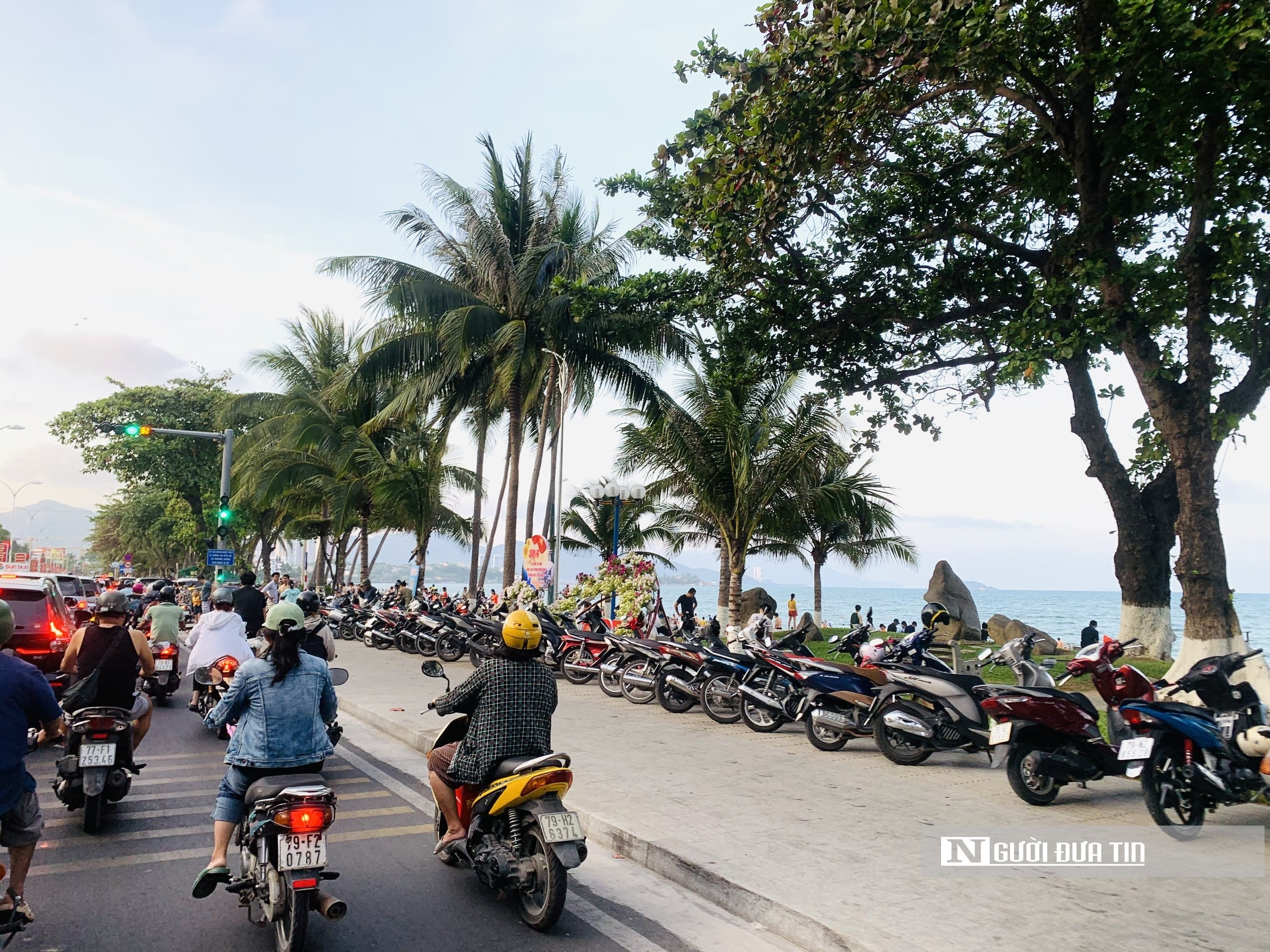 Dân sinh - Nắng nóng, người dân và du khách ở Nha Trang đổ ra biển “giải nhiệt” (Hình 4).