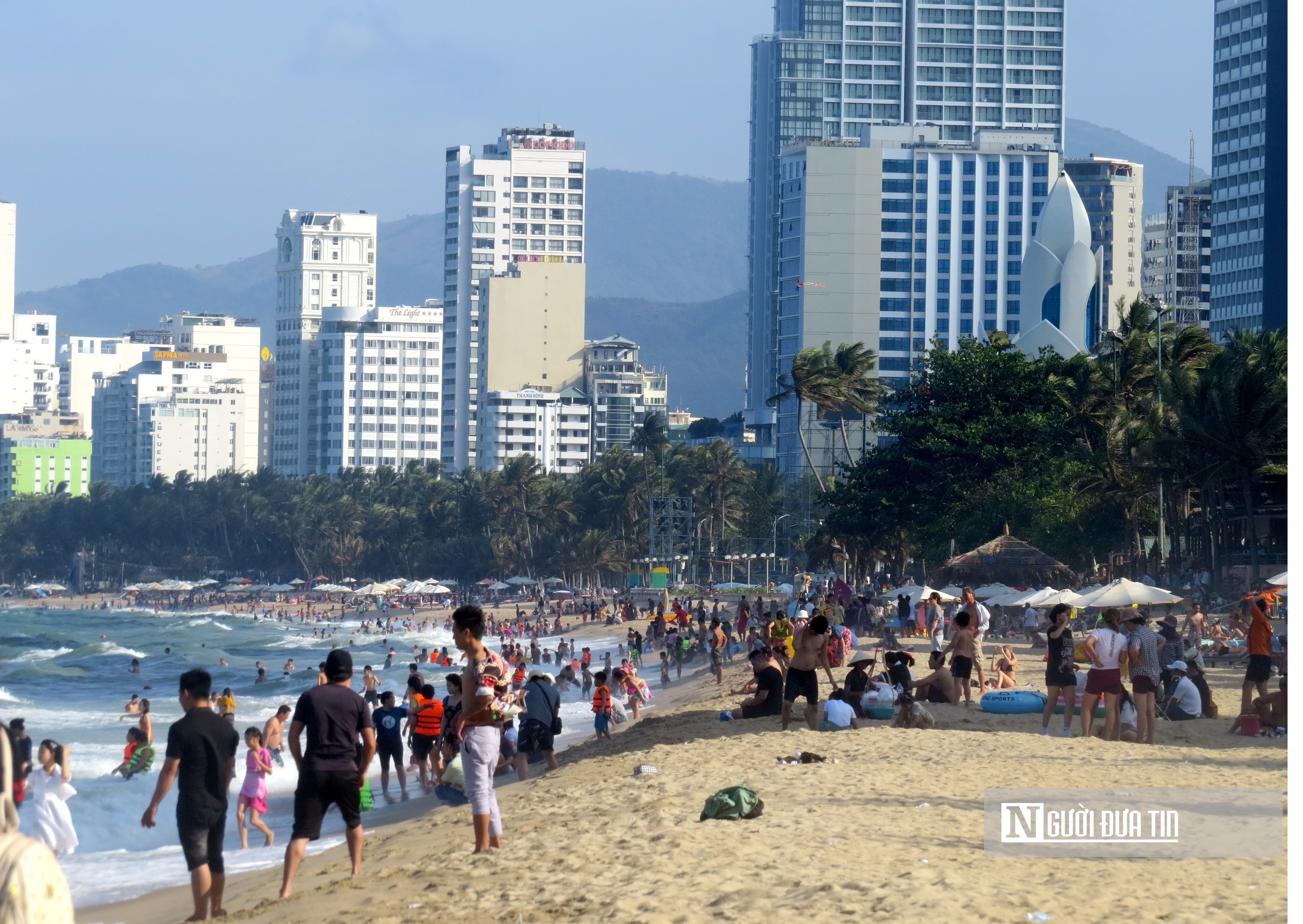 Dân sinh - Nắng nóng, người dân và du khách ở Nha Trang đổ ra biển “giải nhiệt”