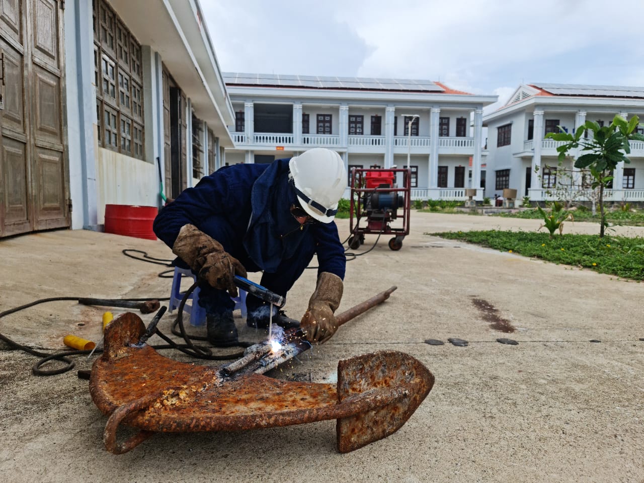 Dân sinh - Tàu cá tỉnh Ninh Thuận bị gãy neo được hỗ trợ khắc phục kịp thời 