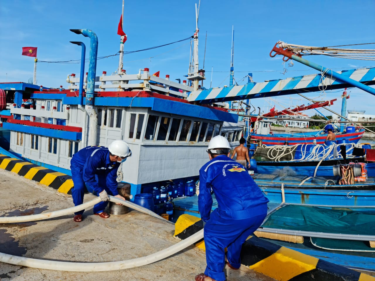 Dân sinh - Hải đoàn 129 hỗ trợ nhiều tàu cá hoạt động trên biển Trường Sa (Hình 3).